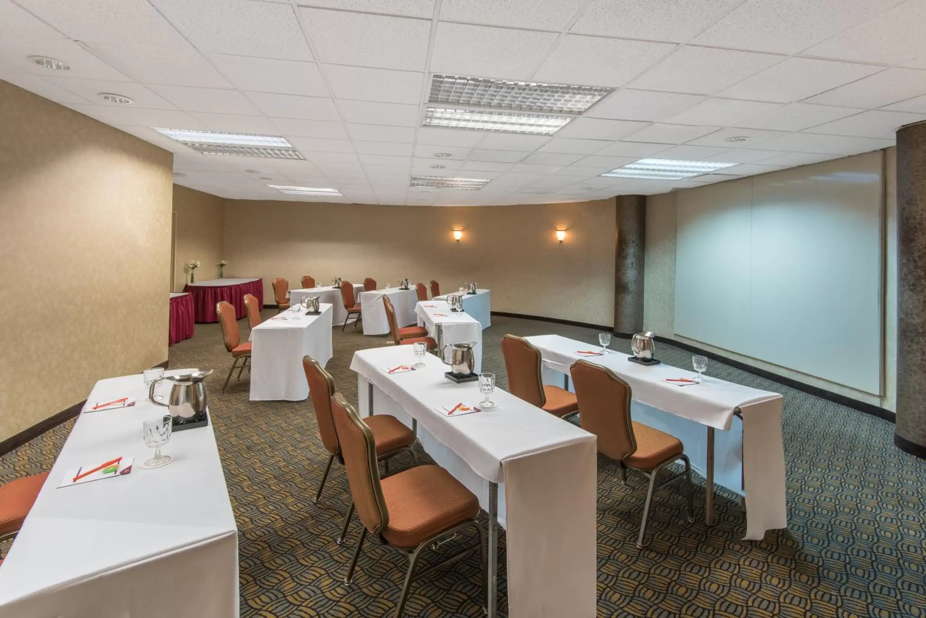 Meeting/conference room, Restaurant/Places to Eat in Crowne Plaza Hotel Virginia Beach-Norfolk, an IHG Hotel