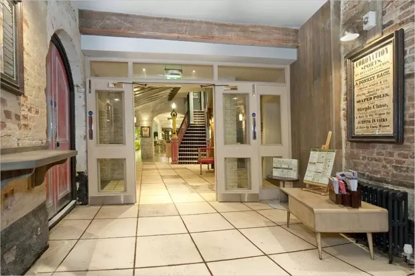 Facade/entrance in The King's Head Hotel Wetherspoon