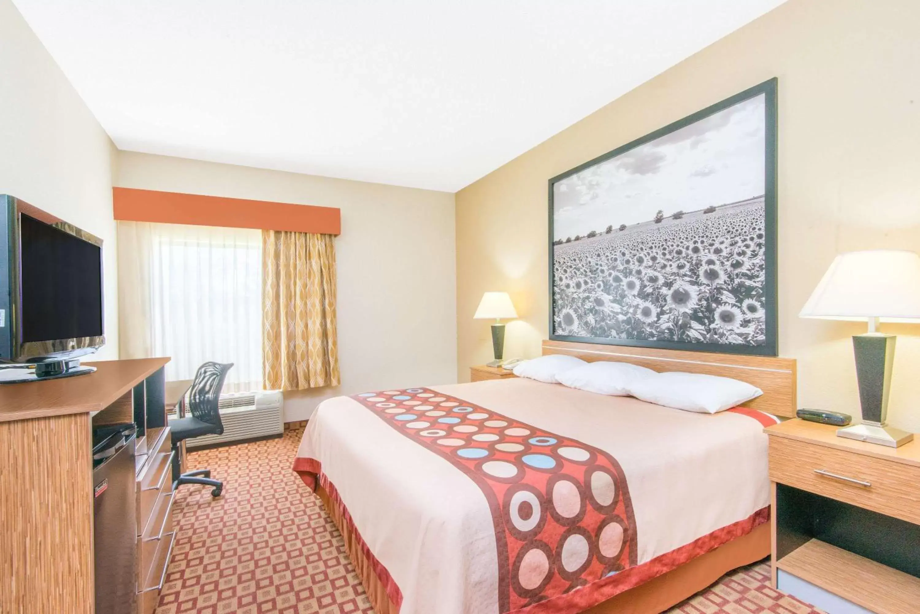 Photo of the whole room, Bed in Super 8 by Wyndham Wichita South