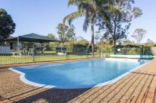 Swimming Pool in Aberdeen Motel