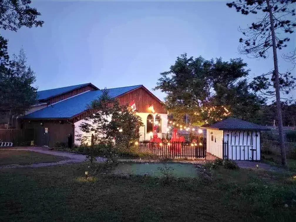 Patio, Property Building in Jolly Roger Inn & Resort