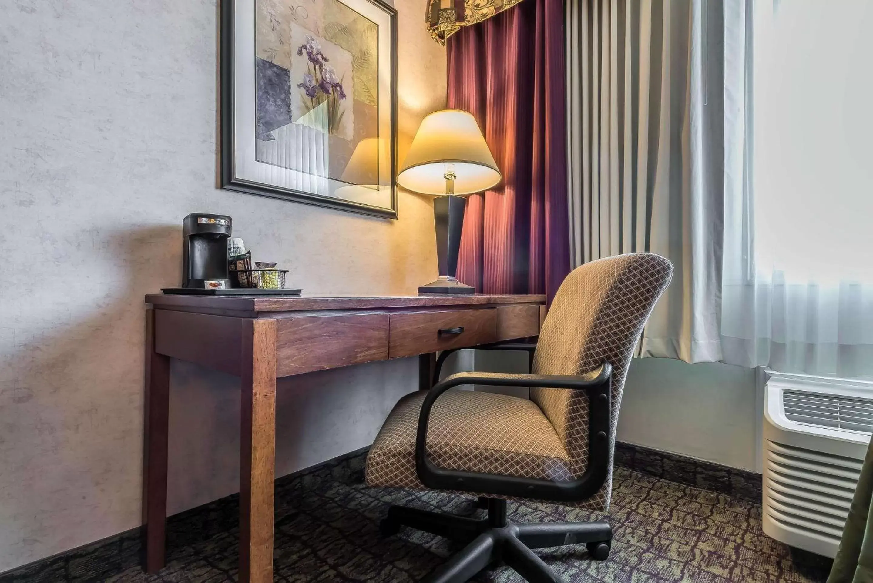 Photo of the whole room, Seating Area in Quality Inn Buffalo/Hamburg, NY