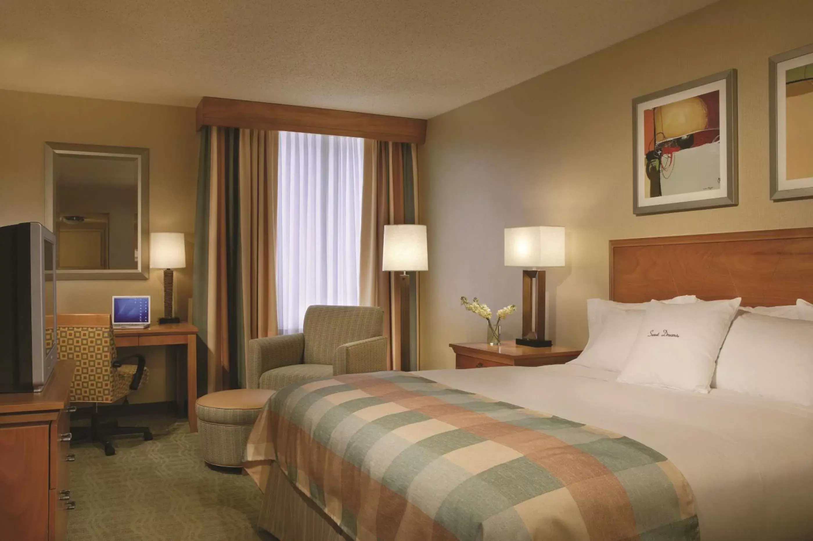 Bedroom, Bed in DoubleTree by Hilton Columbus/Worthington