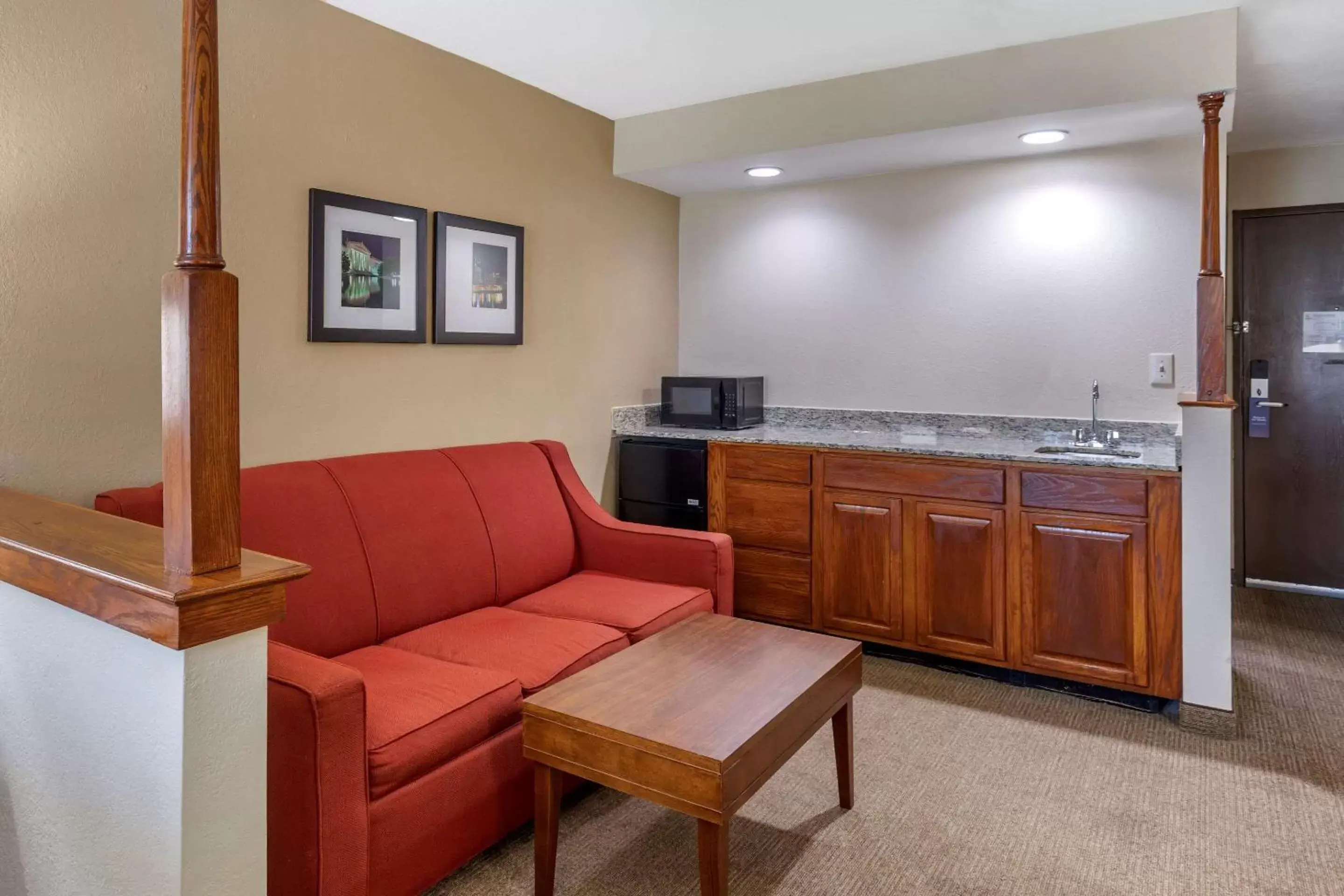 Photo of the whole room, Seating Area in Comfort Inn Nashville West