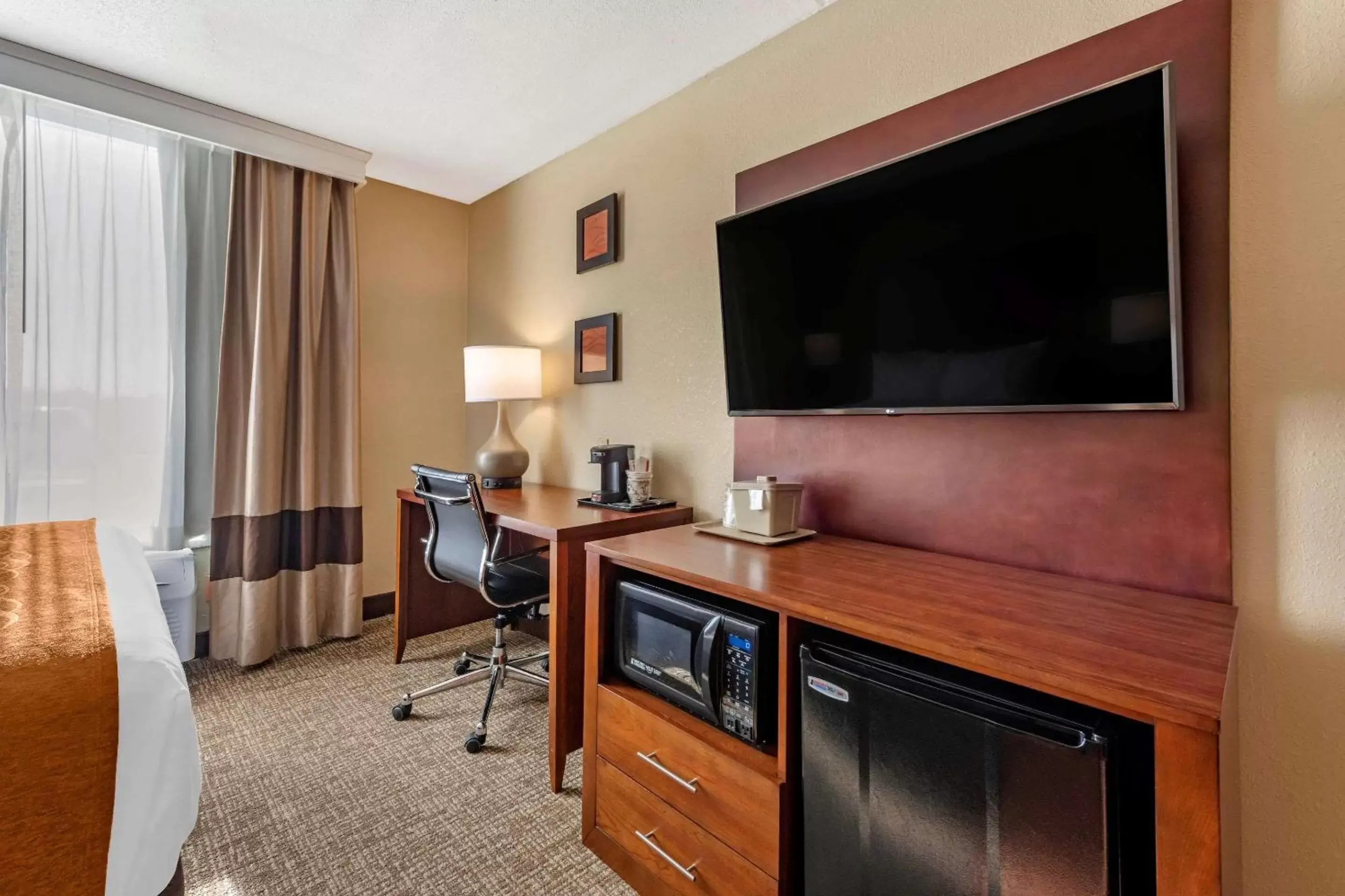 Photo of the whole room, TV/Entertainment Center in Comfort Inn & Suites