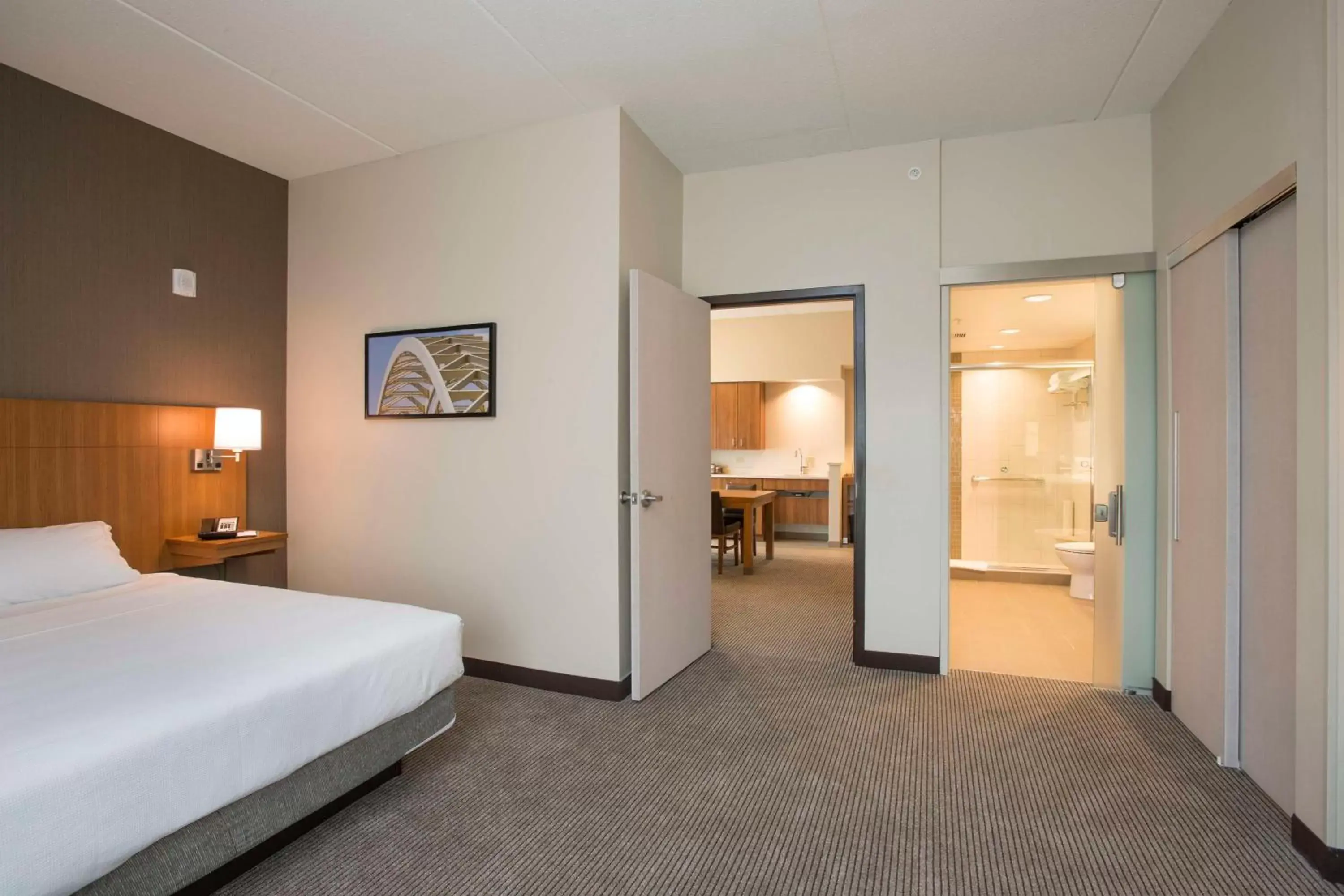 Photo of the whole room, Bed in Hyatt Place Cincinnati/Sharonville Convention Center