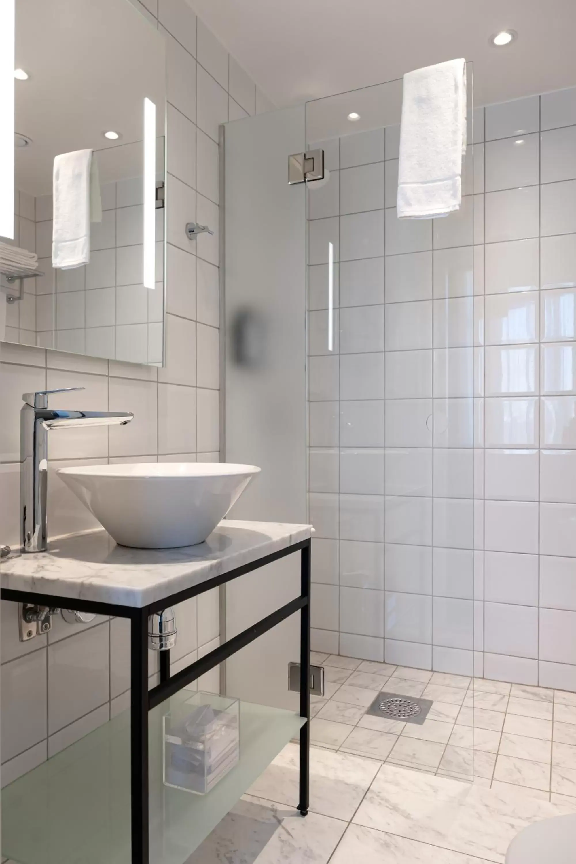 Shower, Bathroom in Elite Stora Hotellet