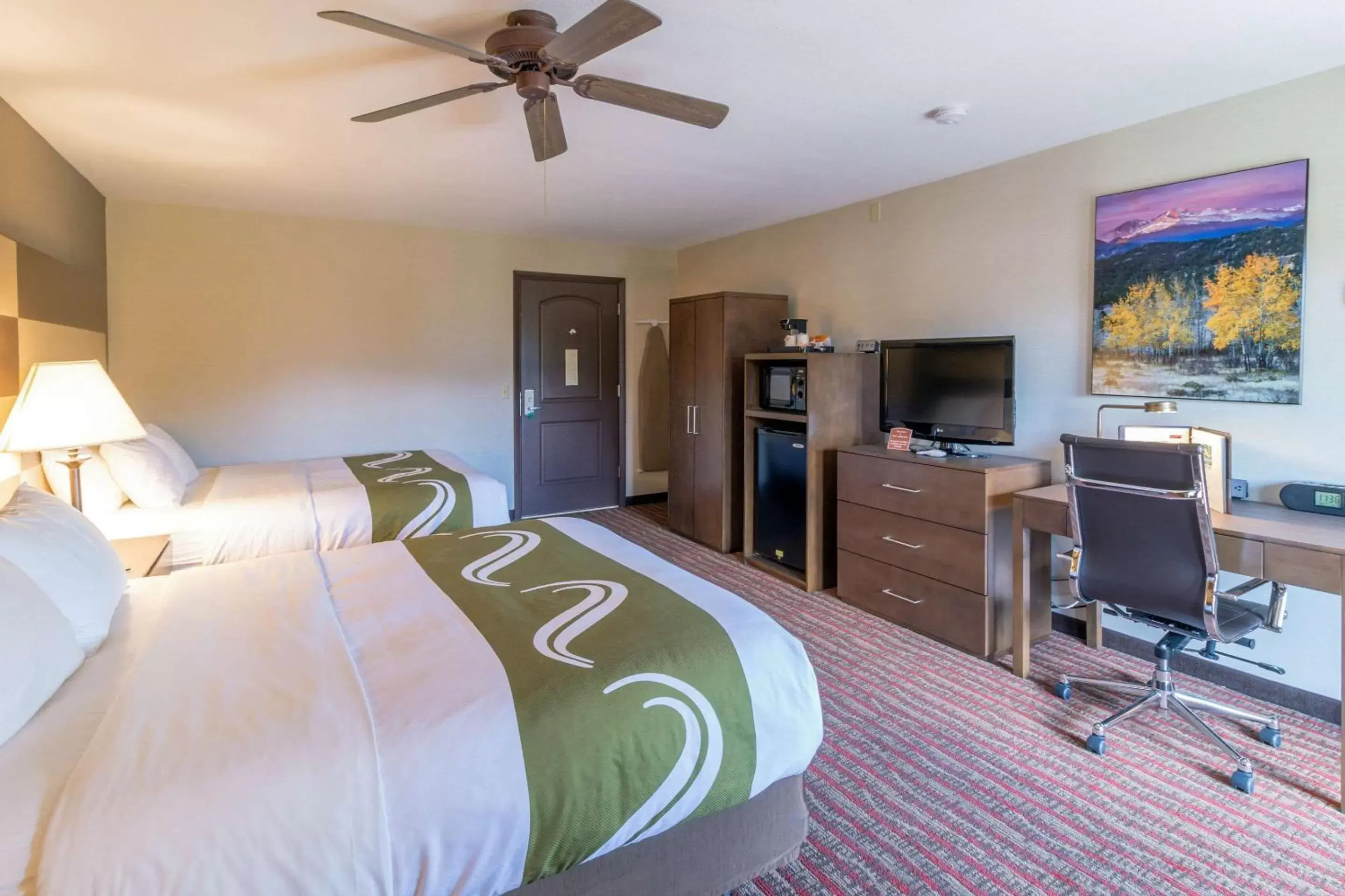 Photo of the whole room, TV/Entertainment Center in Quality Inn near Rocky Mountain National Park