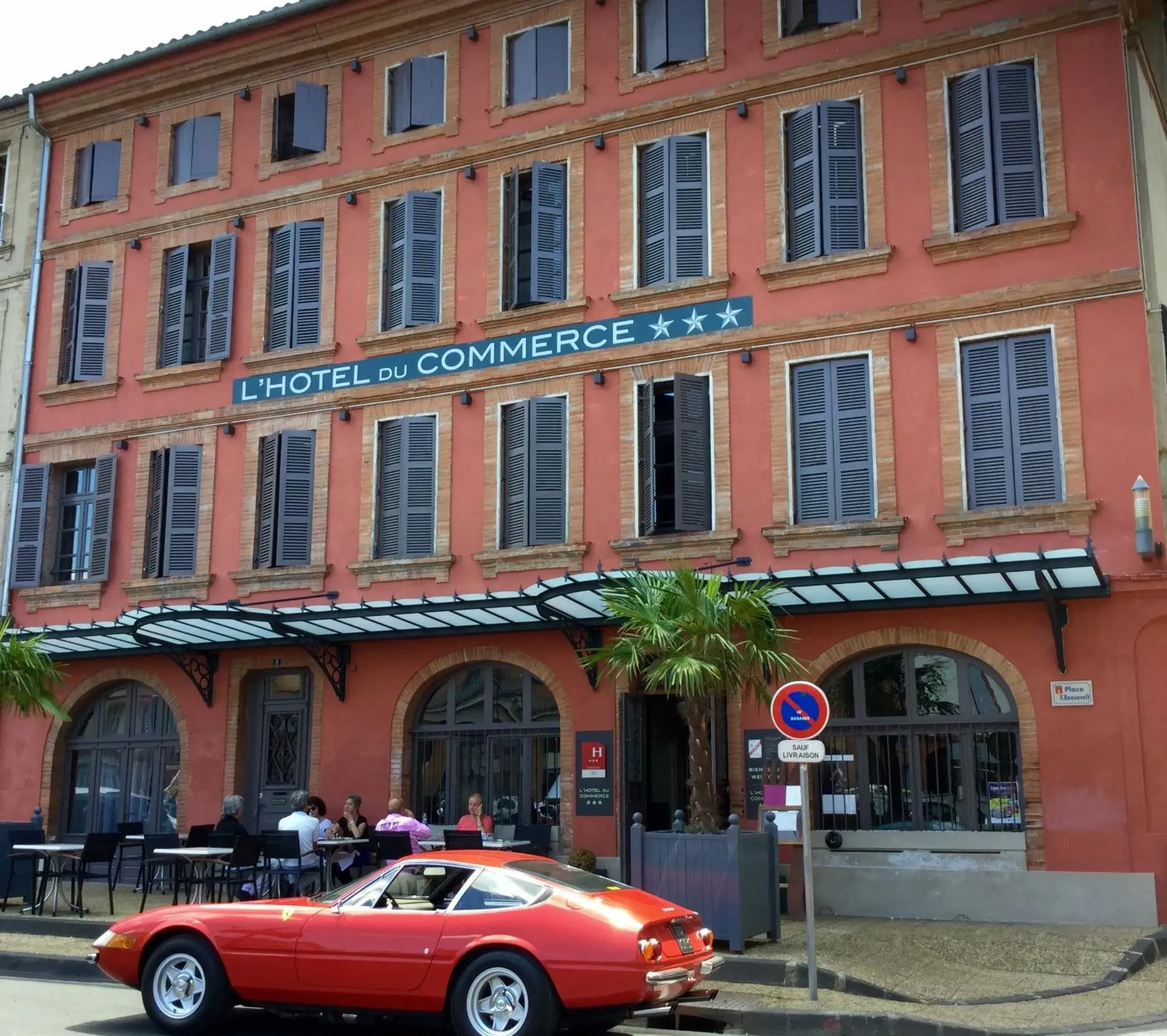 Property building in Hôtel du Commerce