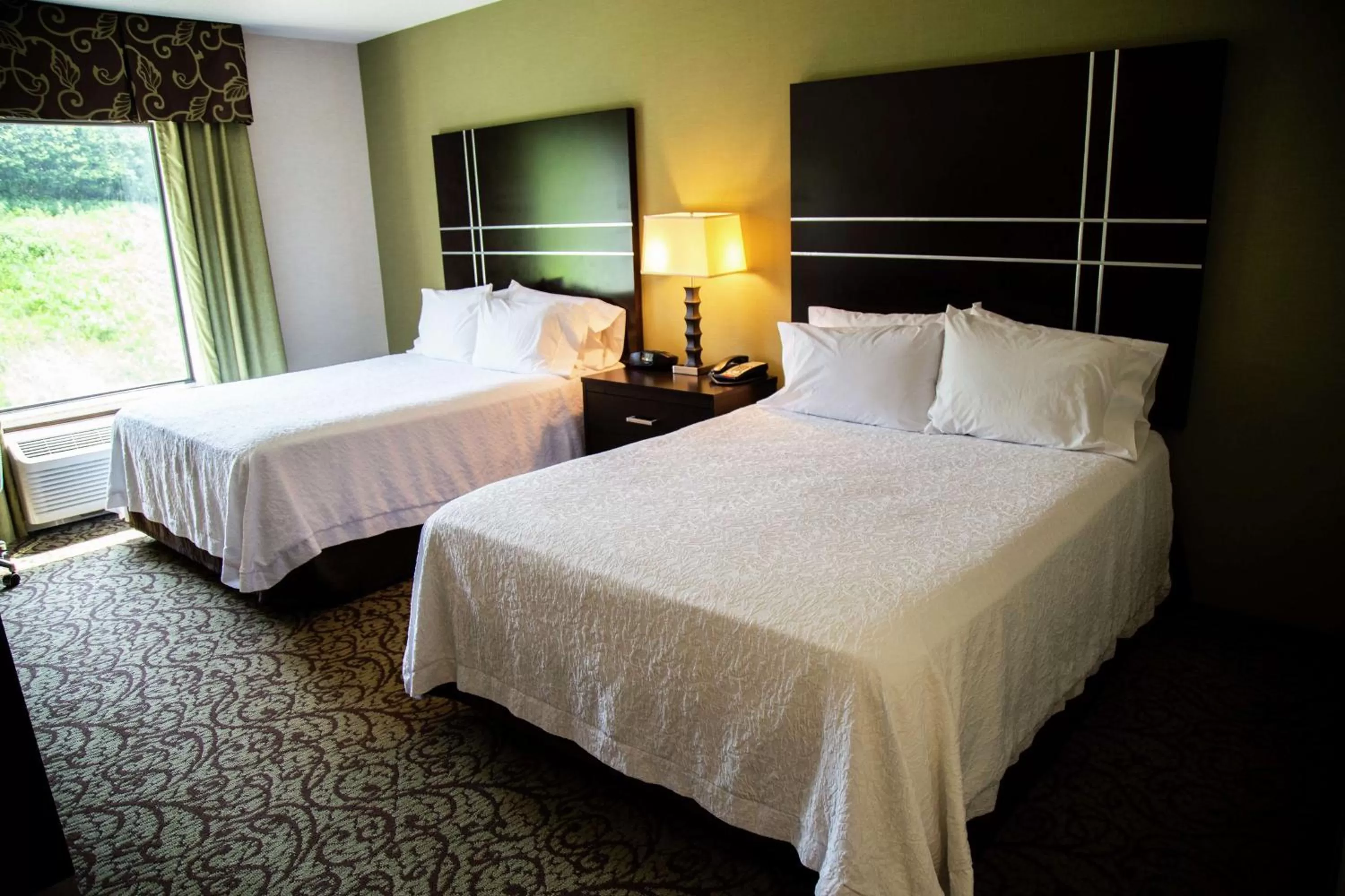 Bed in Hampton Inn & Suites Sharon