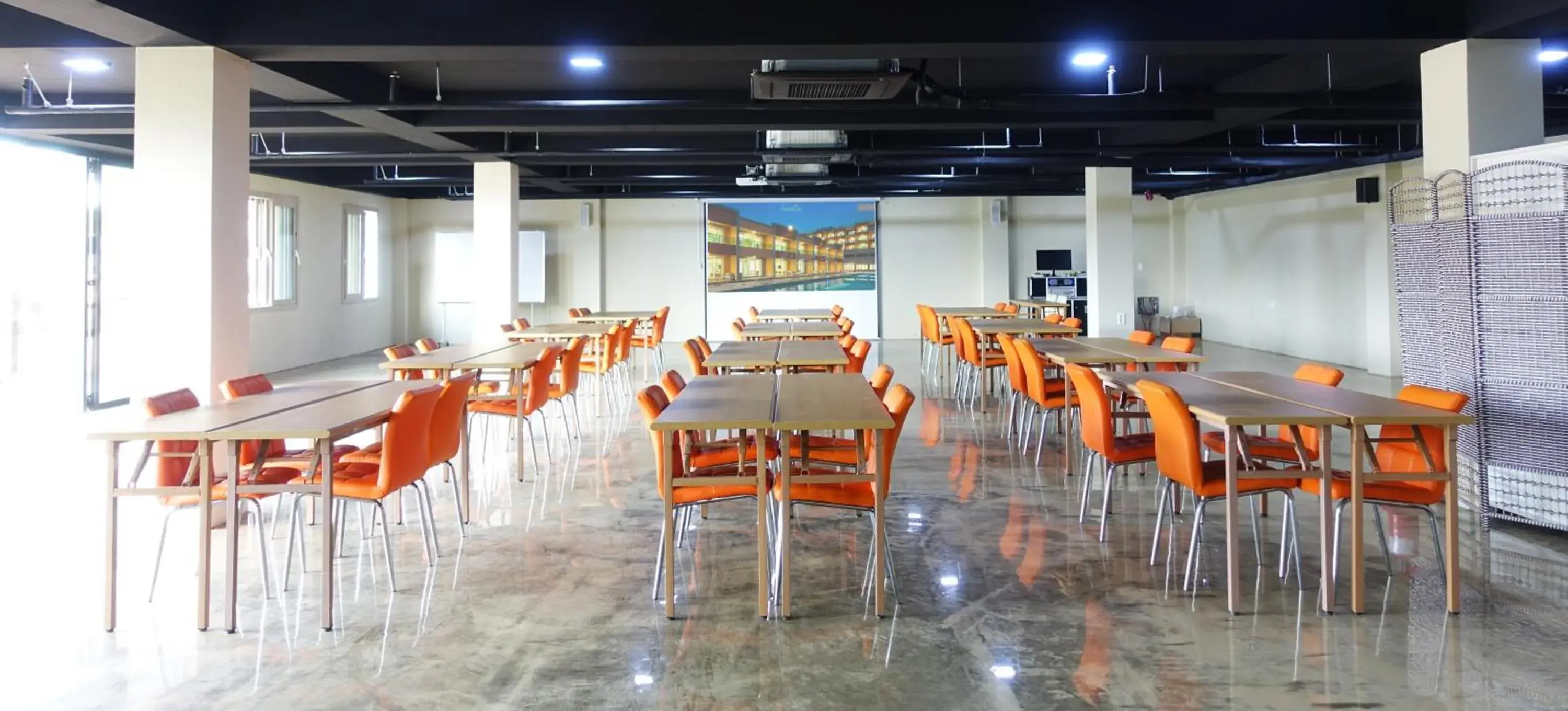 Business facilities, Restaurant/Places to Eat in Suandsu Hotel