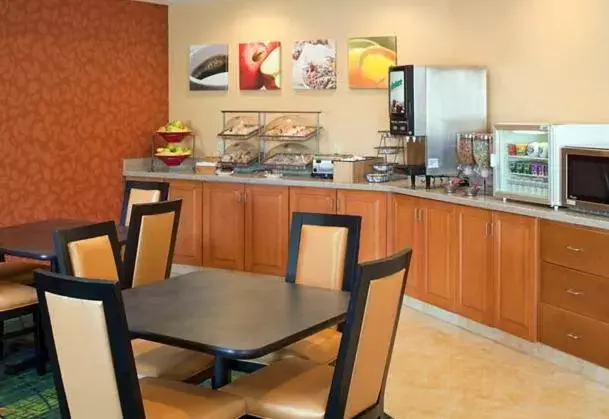 Food and drinks, Restaurant/Places to Eat in Country Inn & Suites by Radisson, Fayetteville I-95, NC