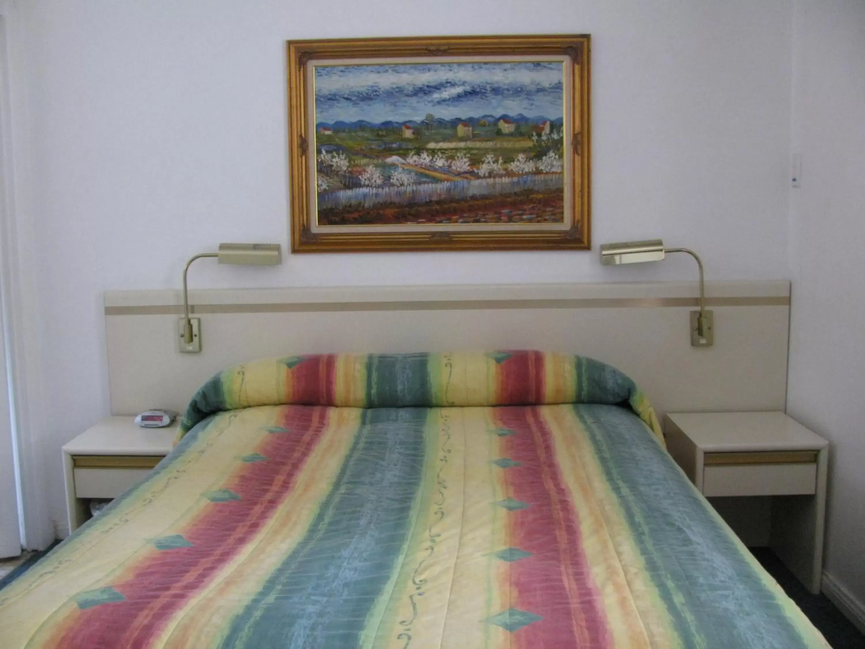 Bed in The Wayfarer Motel