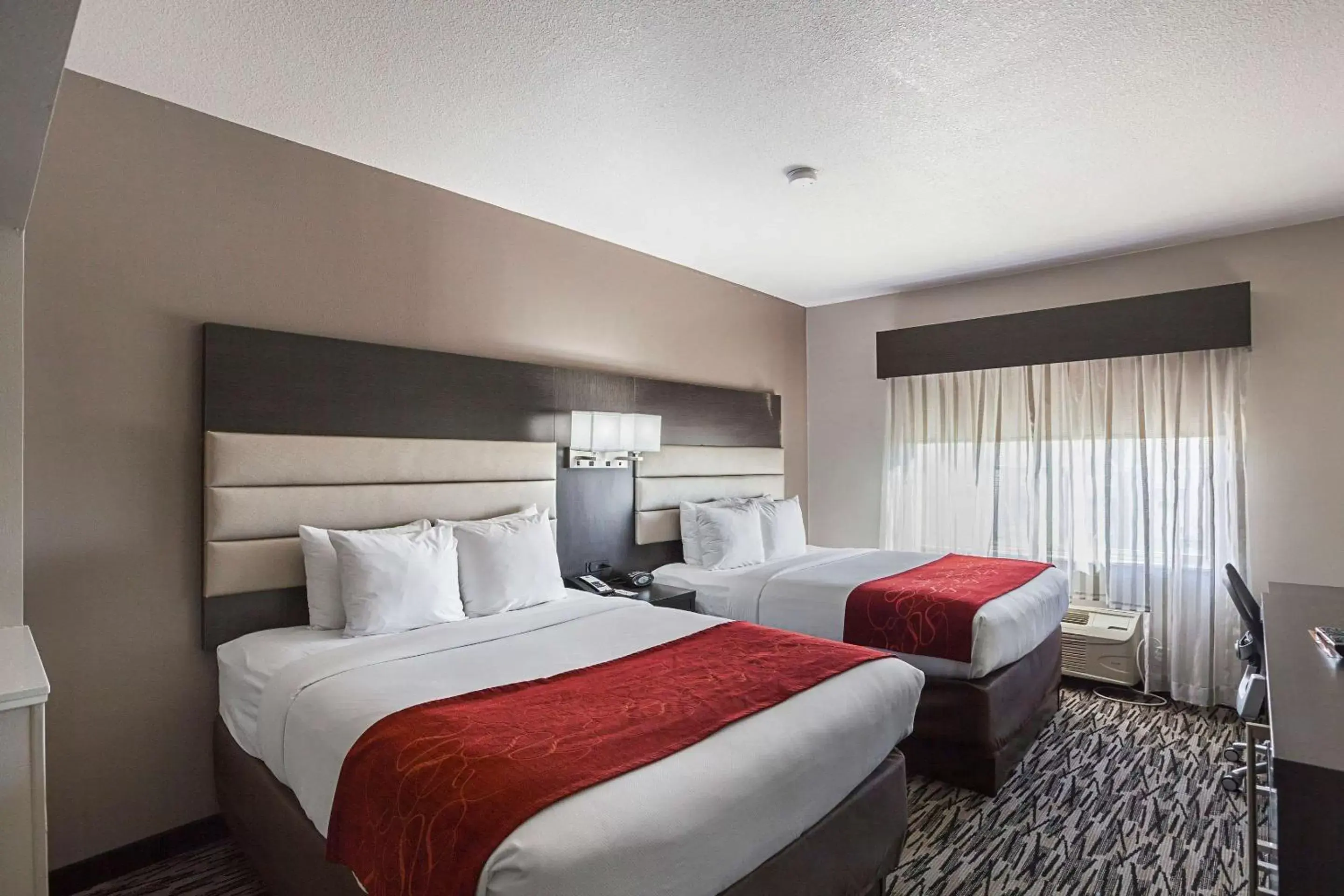 Photo of the whole room, Bed in Comfort Suites Lewisville