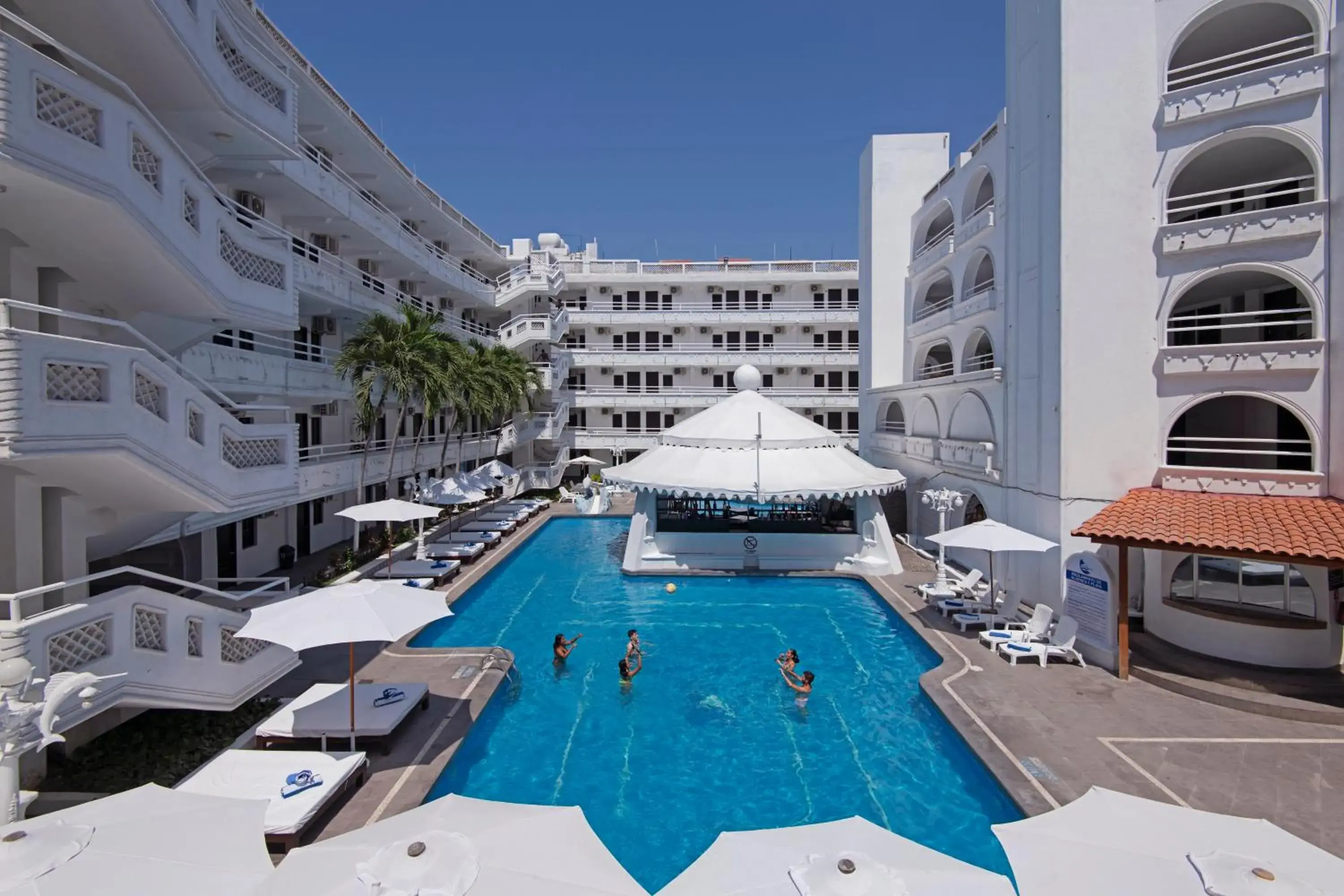 Swimming Pool in Hotel Fiesta Mexicana