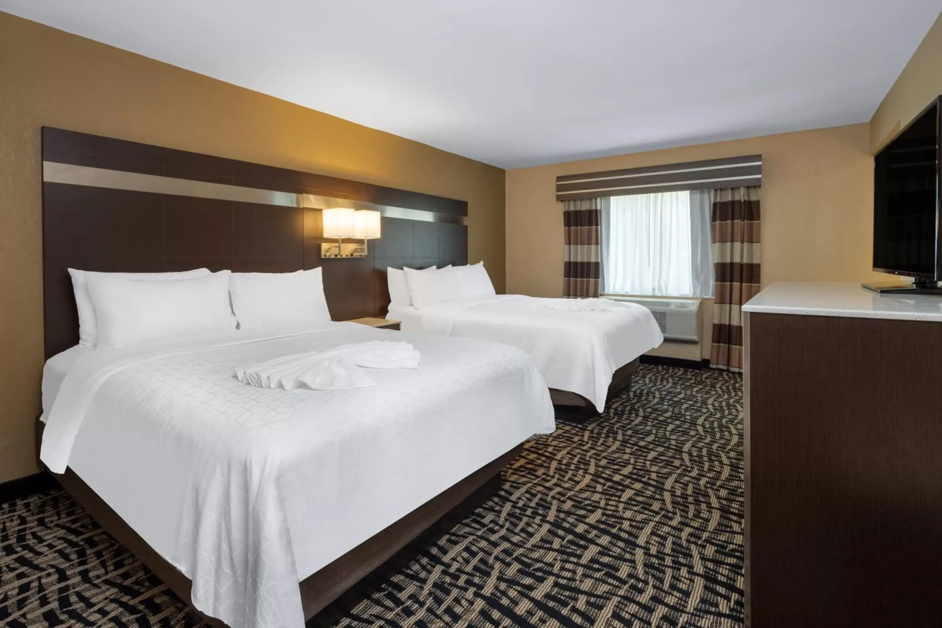 Bed in Holiday Inn Poughkeepsie, an IHG Hotel