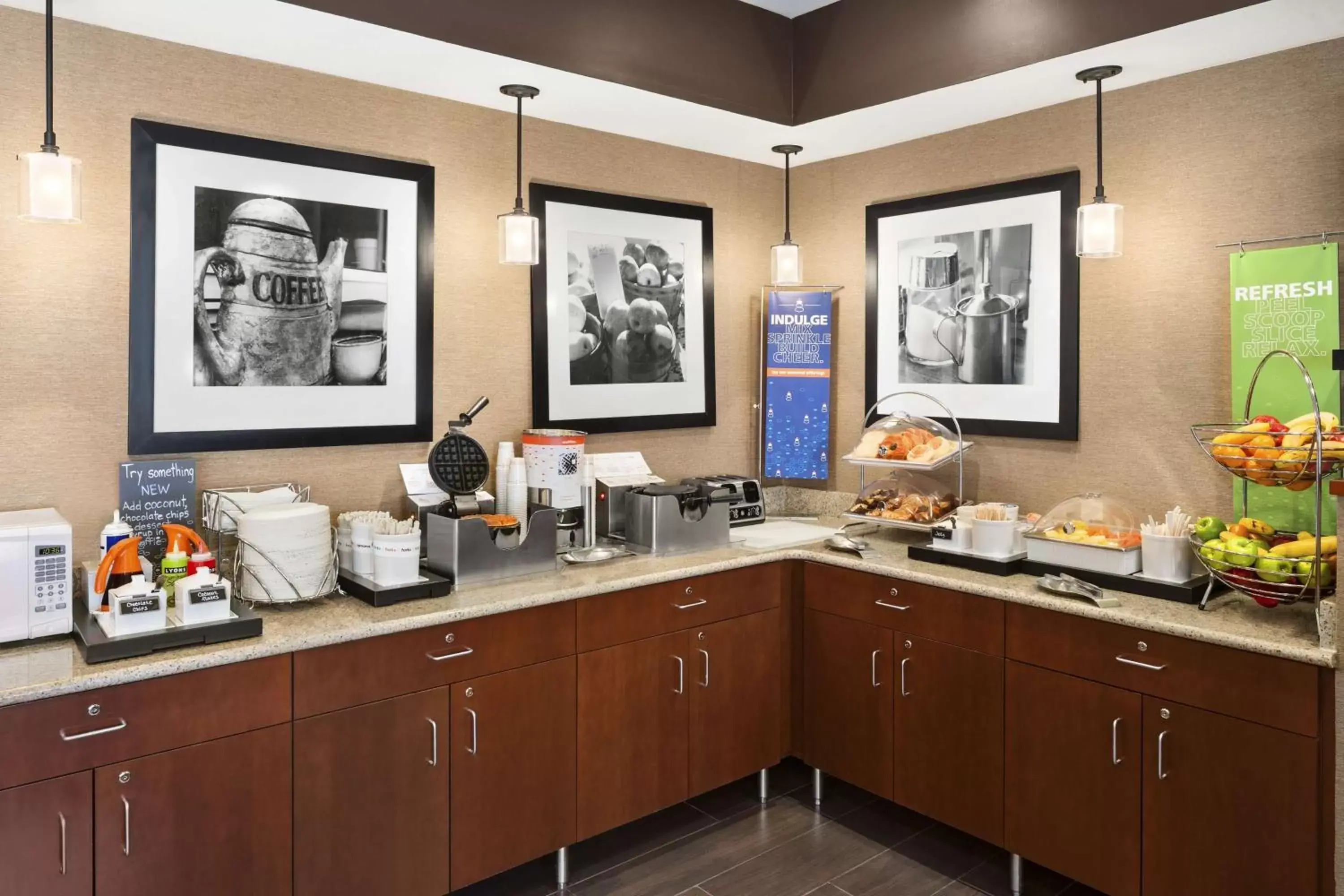 Breakfast, Kitchen/Kitchenette in Hampton Inn Findlay