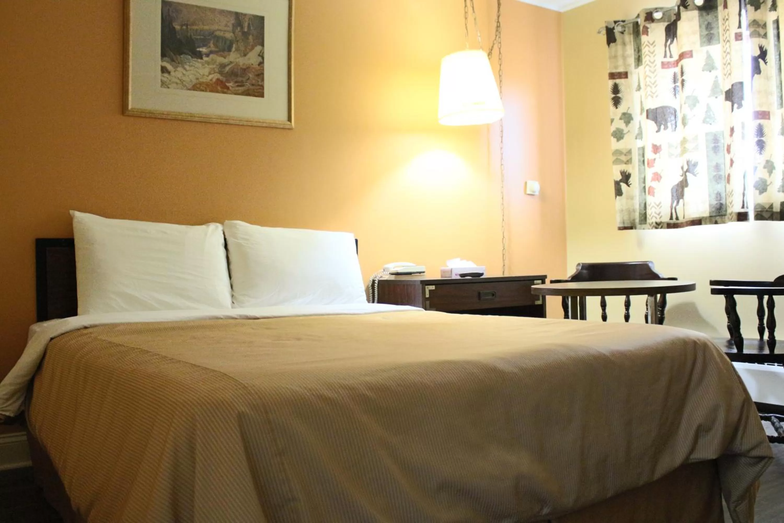 Bed in Travellers Inn