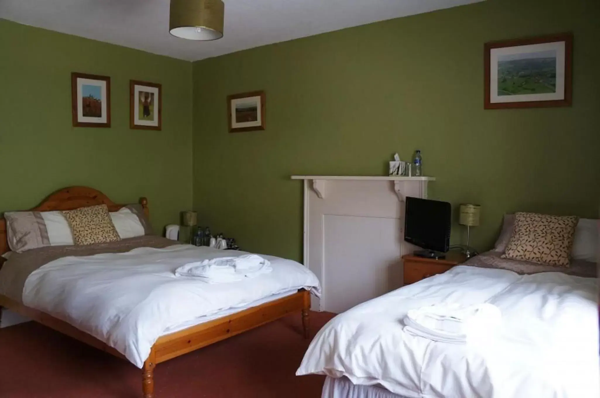 Bedroom, Bed in The Carew Arms