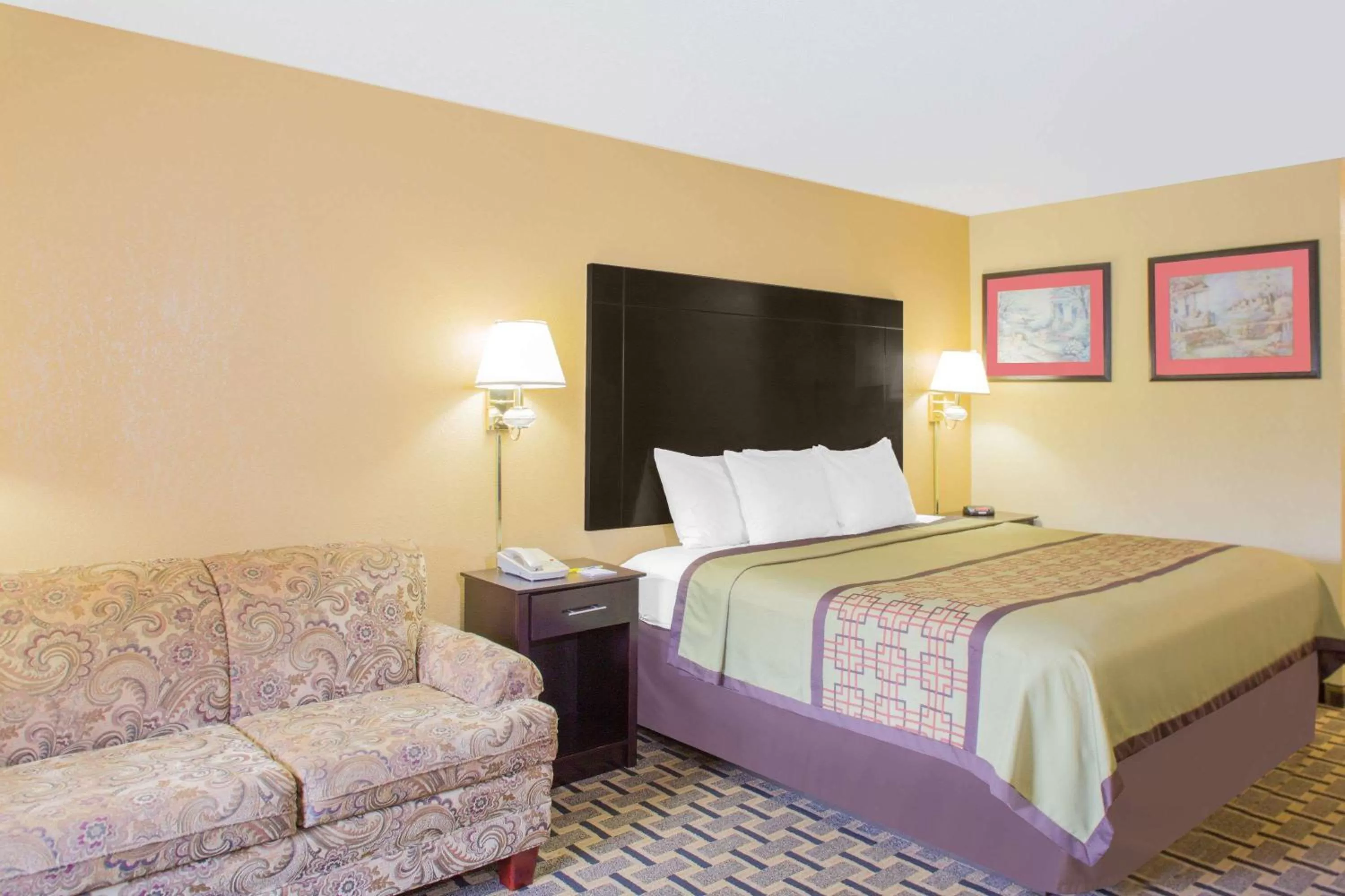 Photo of the whole room, Bed in Days Inn by Wyndham Andalusia