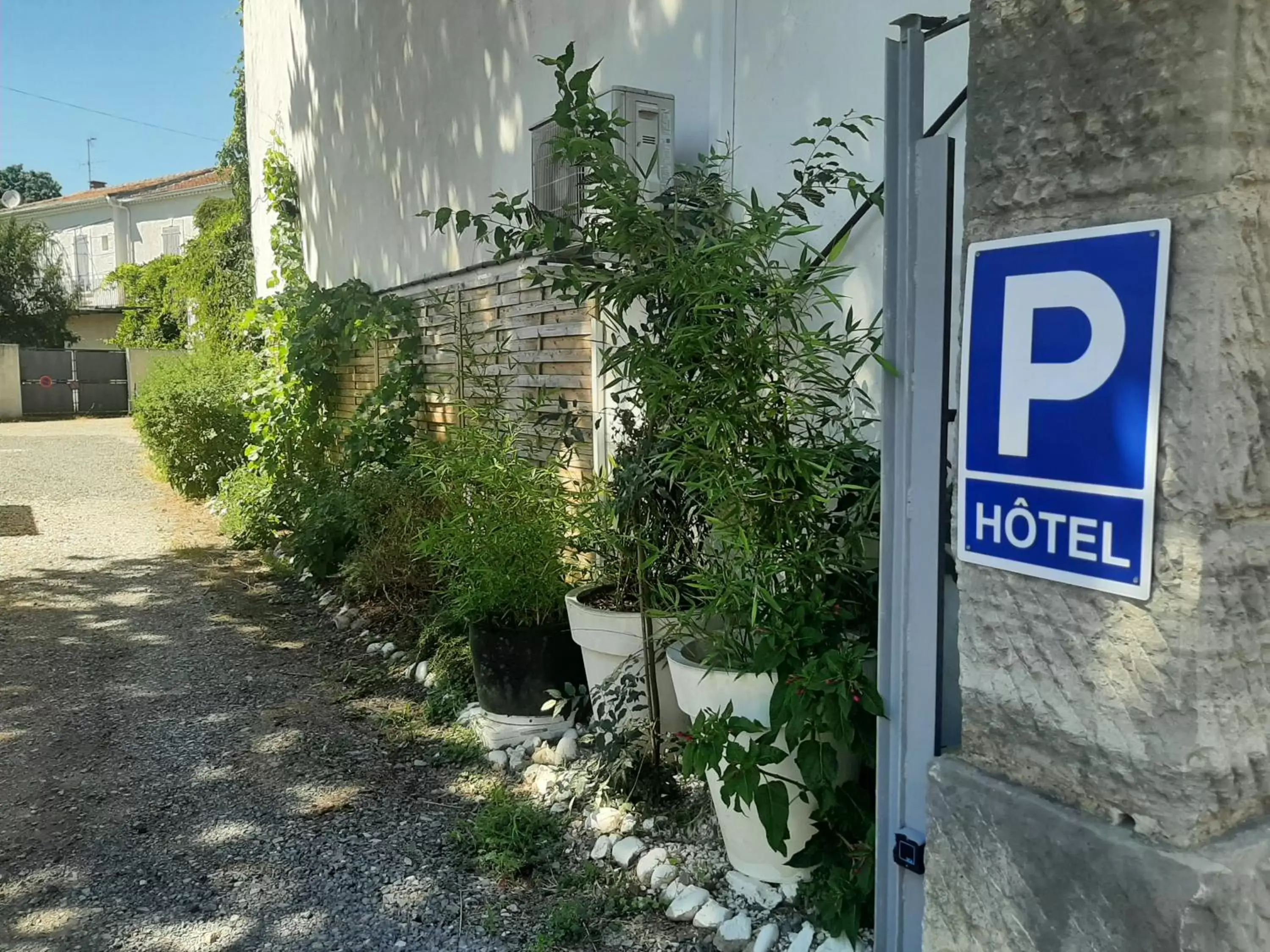 Parking in hôtel la tour des fées