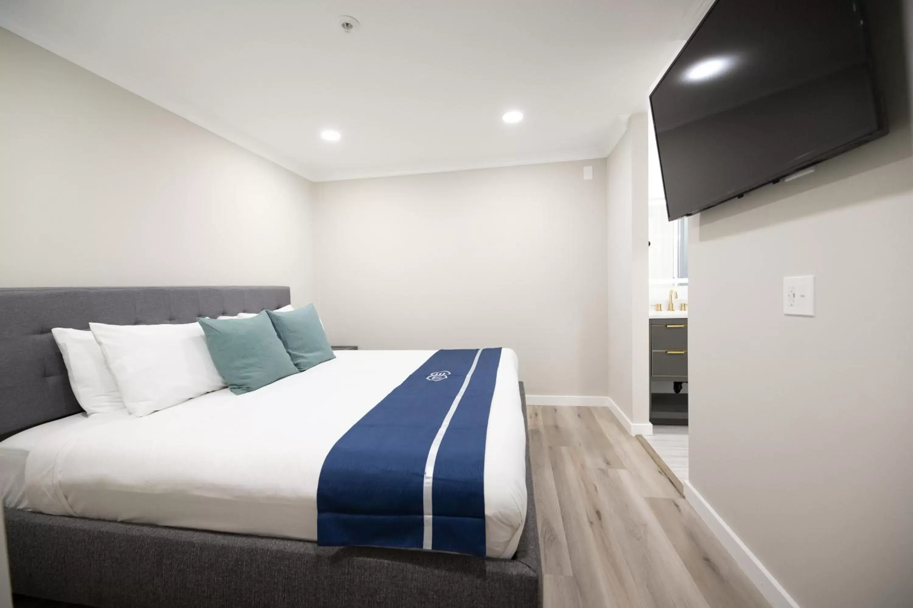 Bedroom, Bed in Omeo Suites