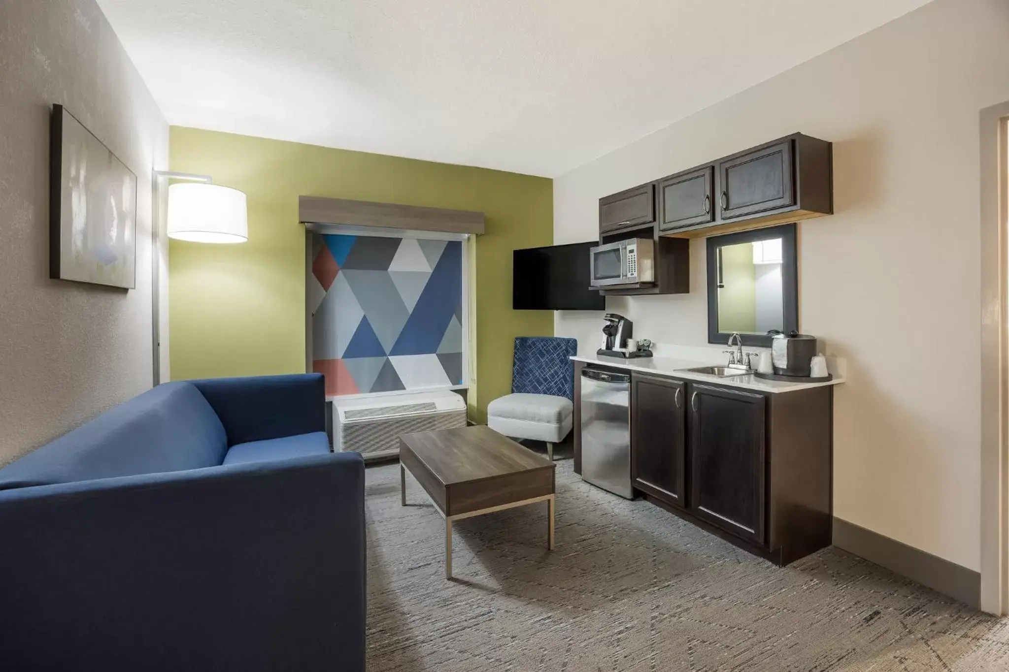 Photo of the whole room, Kitchen/Kitchenette in Holiday Inn Express Hotel & Suites Perry, an IHG Hotel