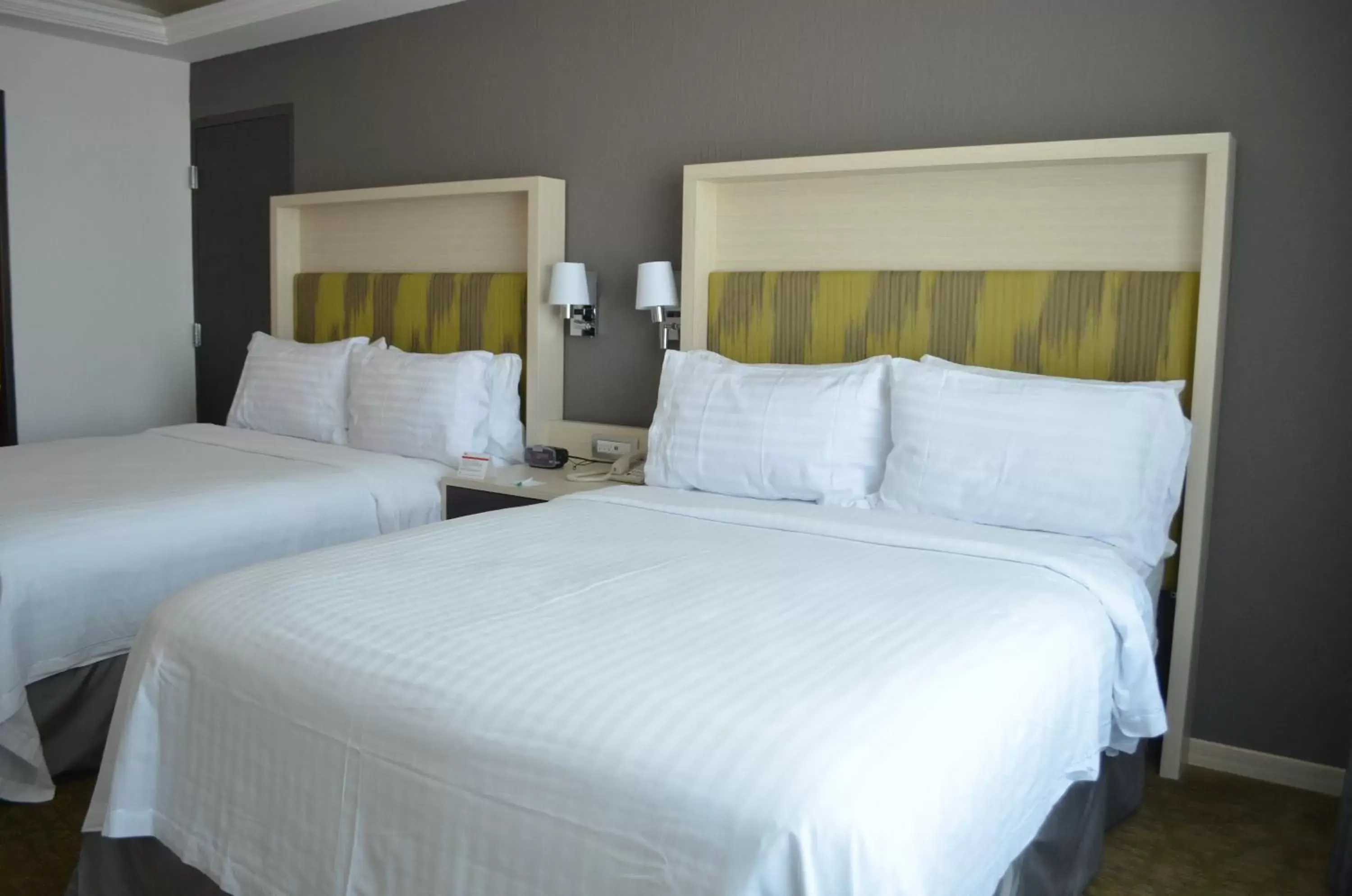 Photo of the whole room, Bed in Holiday Inn Queretaro Zona Diamante, an IHG Hotel