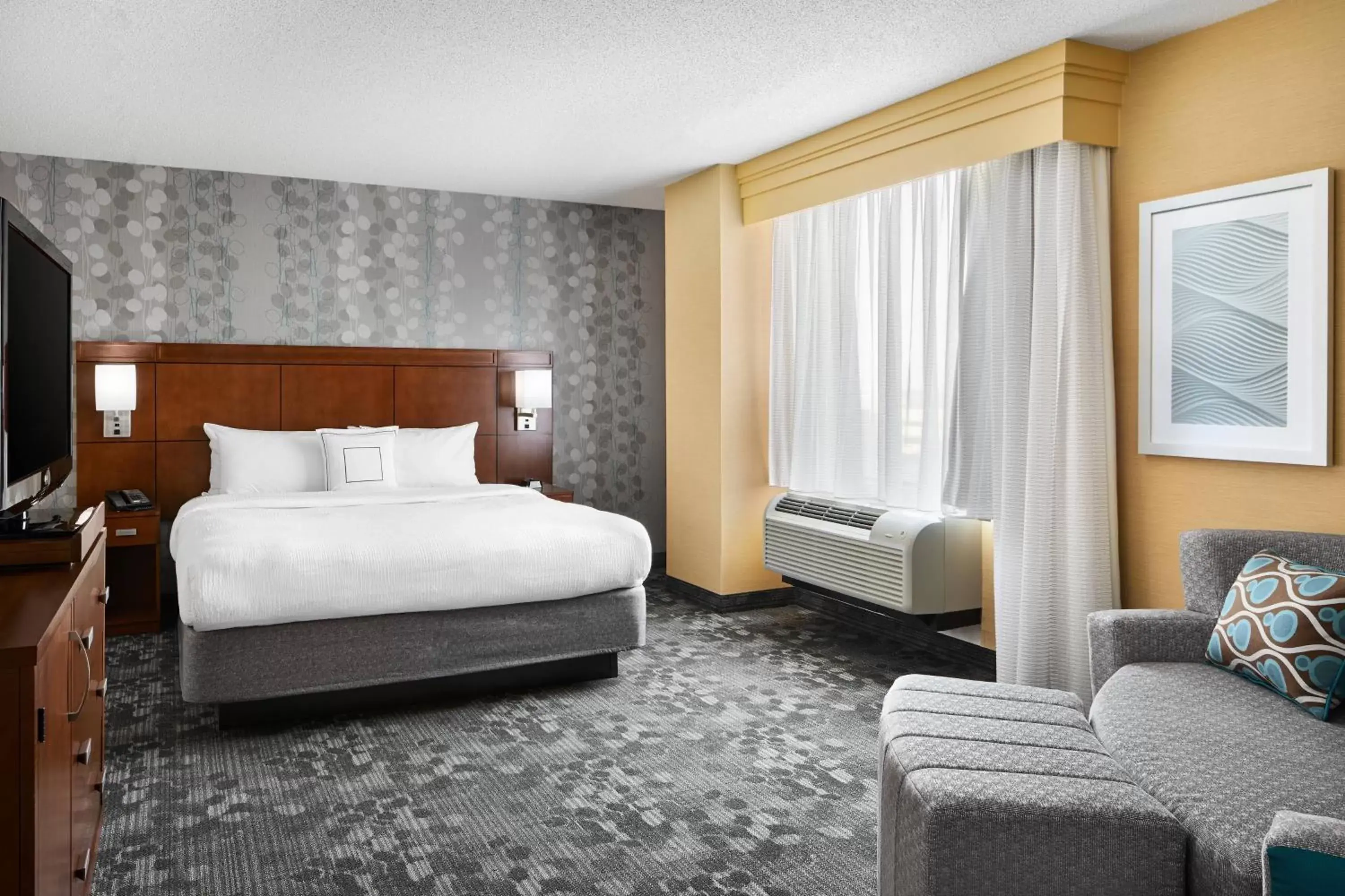 Photo of the whole room, Bed in Courtyard by Marriott Newark Downtown