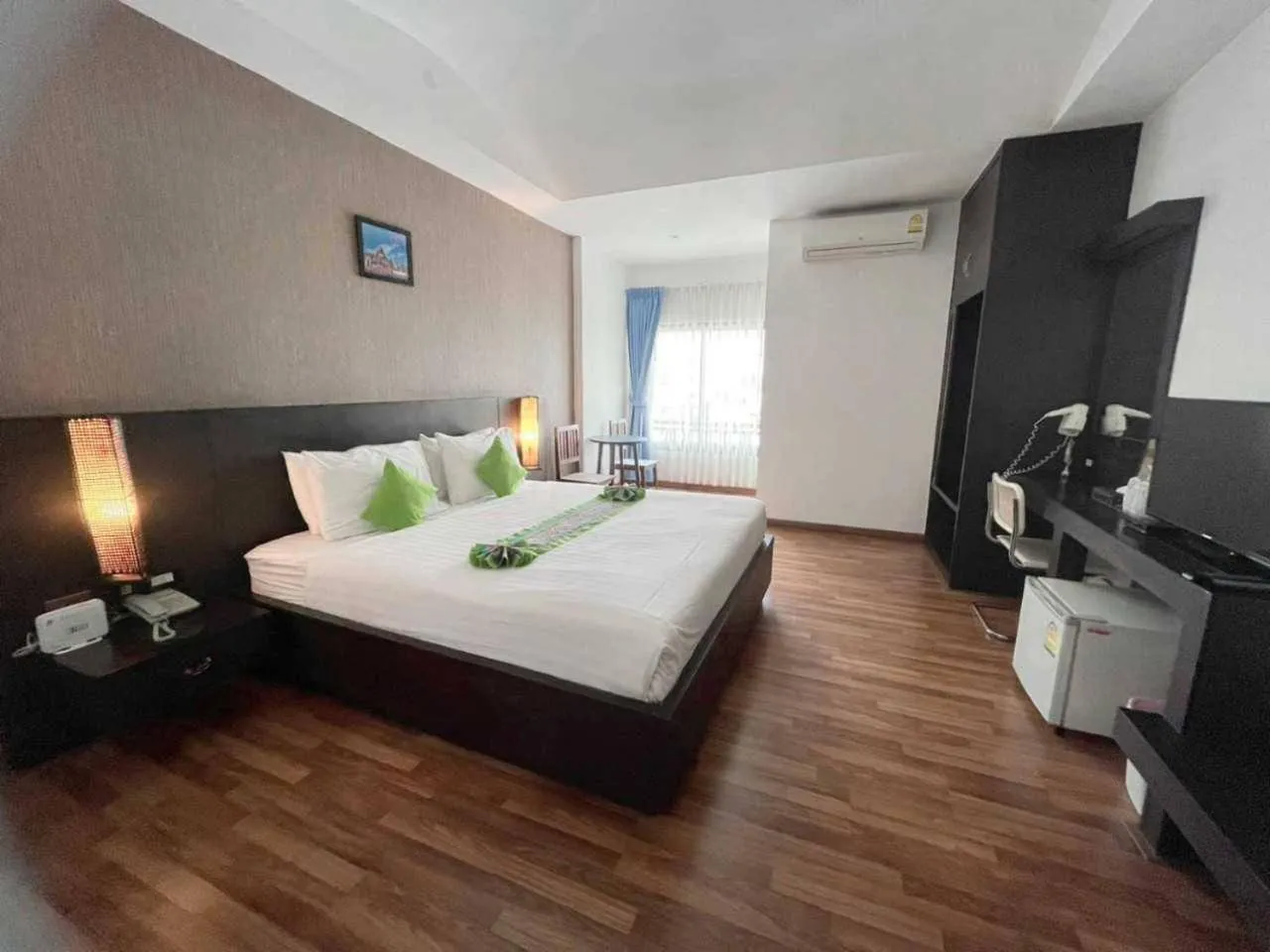 Communal lounge/ TV room, Bed in Jingjit Hotel