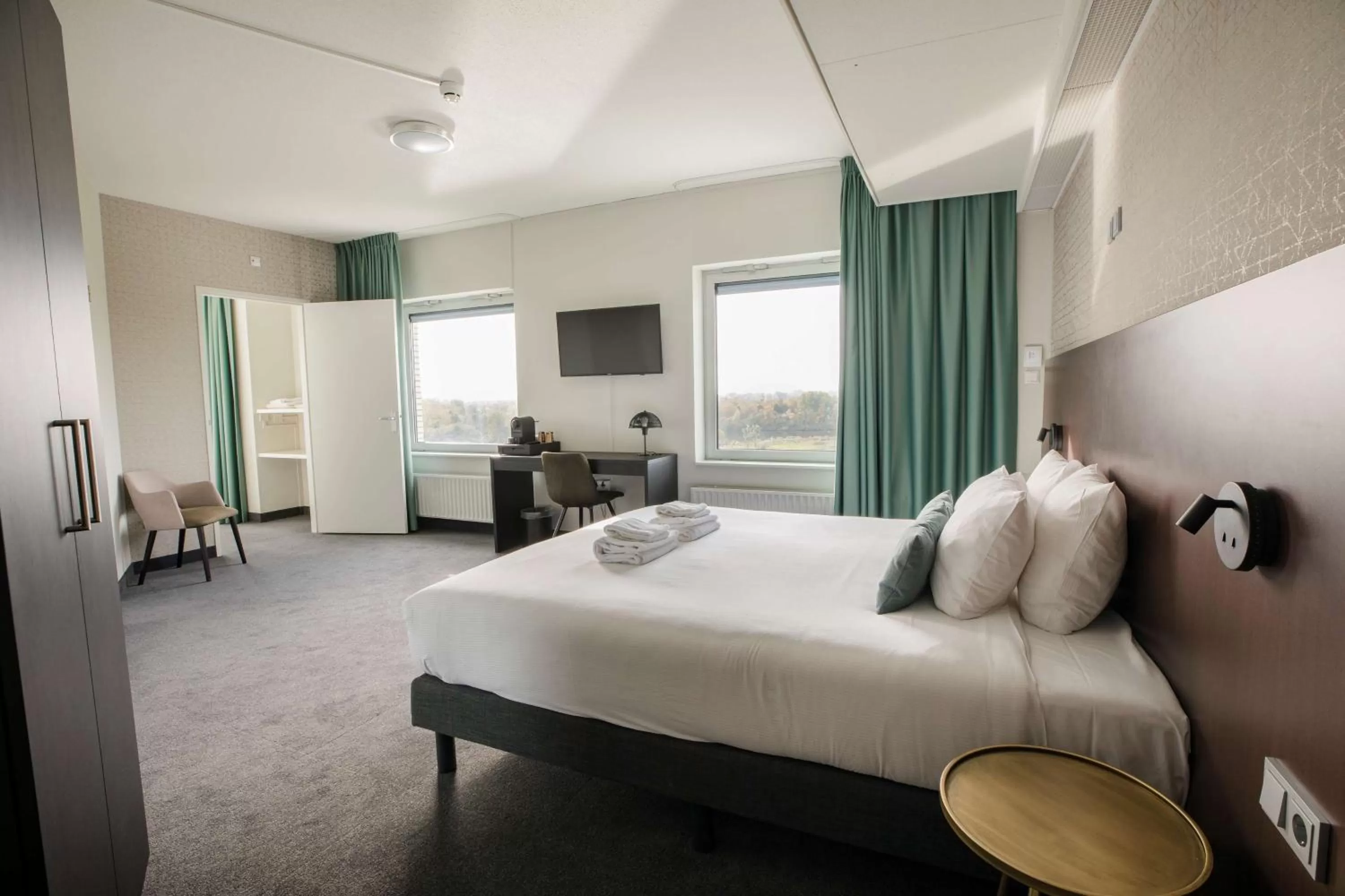 TV and multimedia, Bed in Flonk Hotel Groningen Zuid, BW Signature Collection