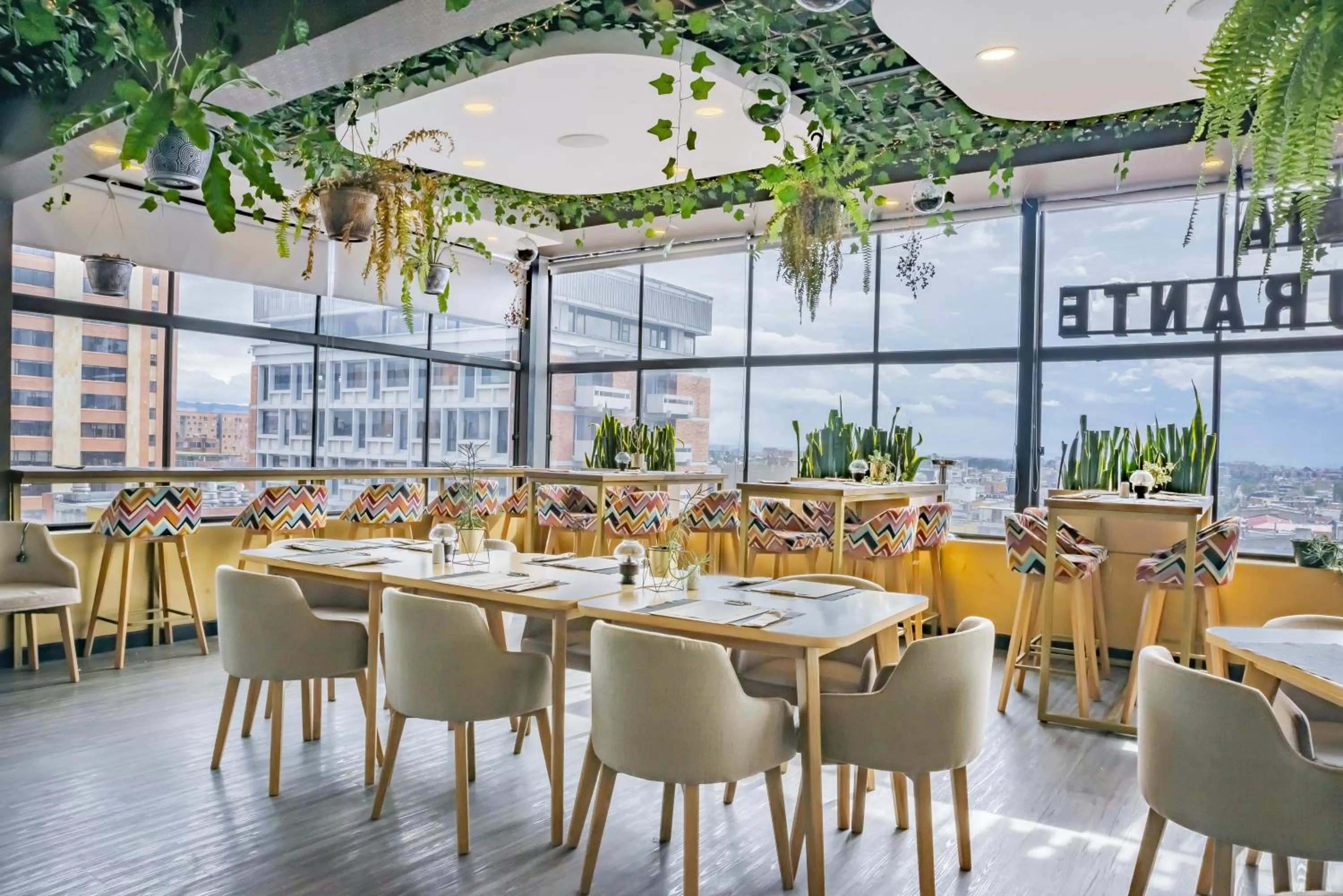 Restaurant/places to eat in Hotel Express 53