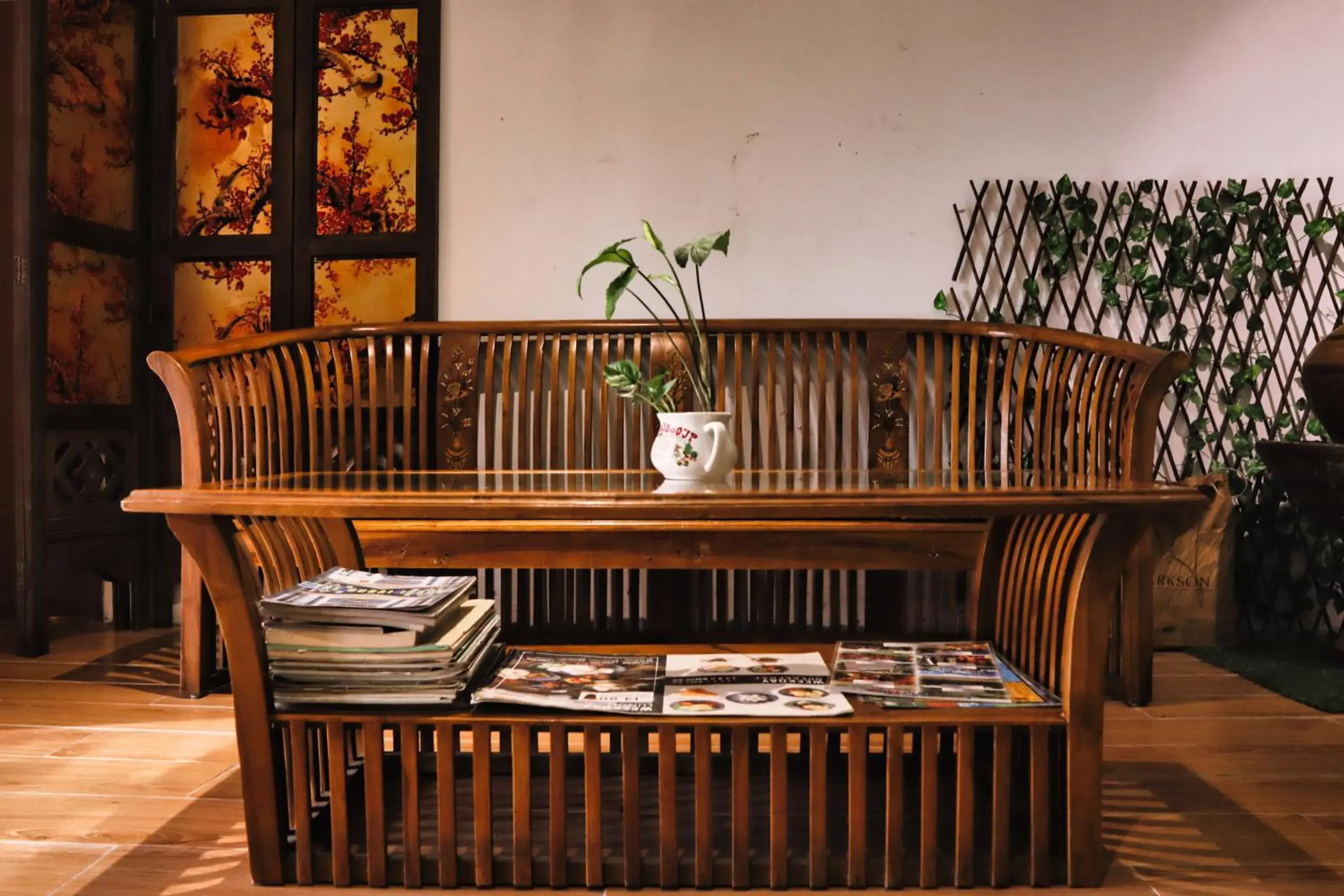 Communal lounge/ TV room in Rain Forest Hotel