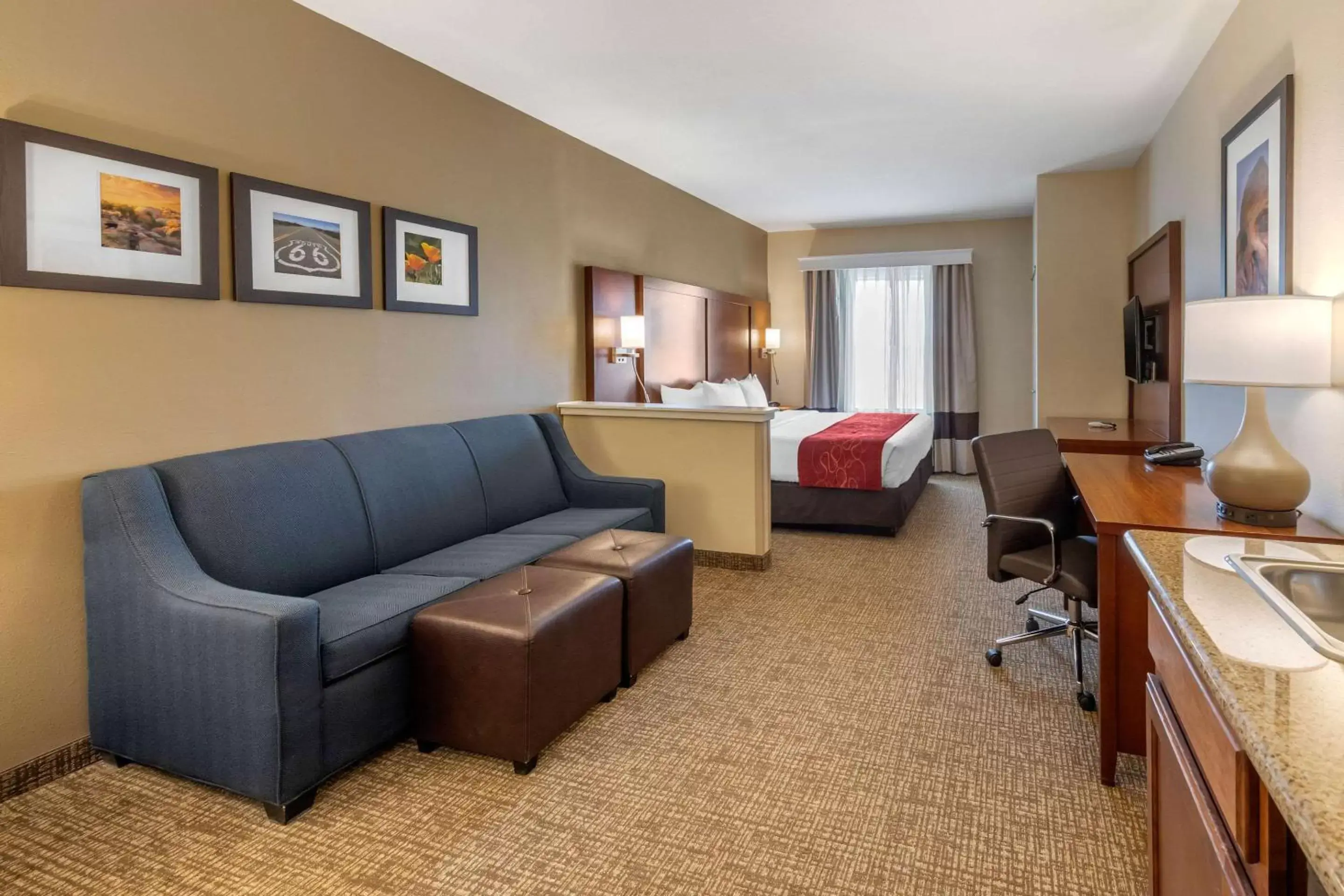 Photo of the whole room, Seating Area in Comfort Suites Barstow near I-15