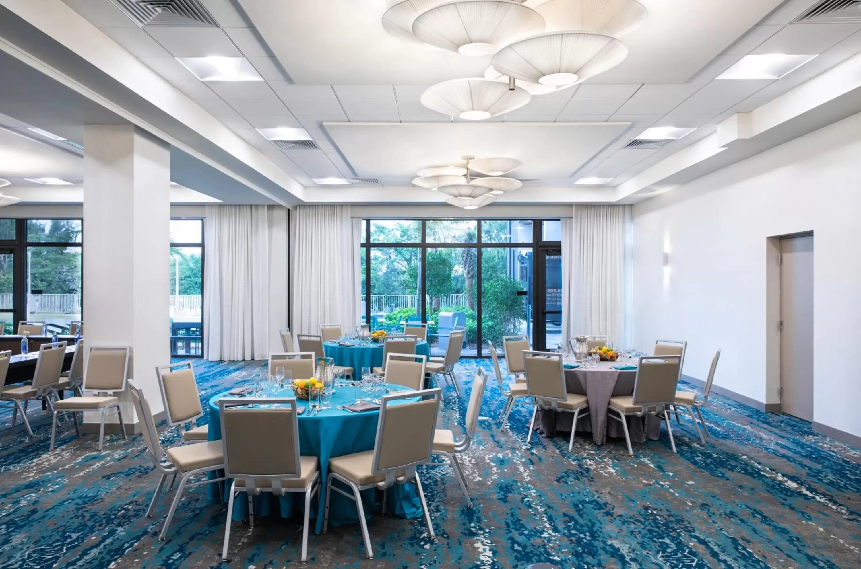 Meeting/conference room, Restaurant/Places to Eat in EVEN Hotel Miami - Airport, an IHG Hotel