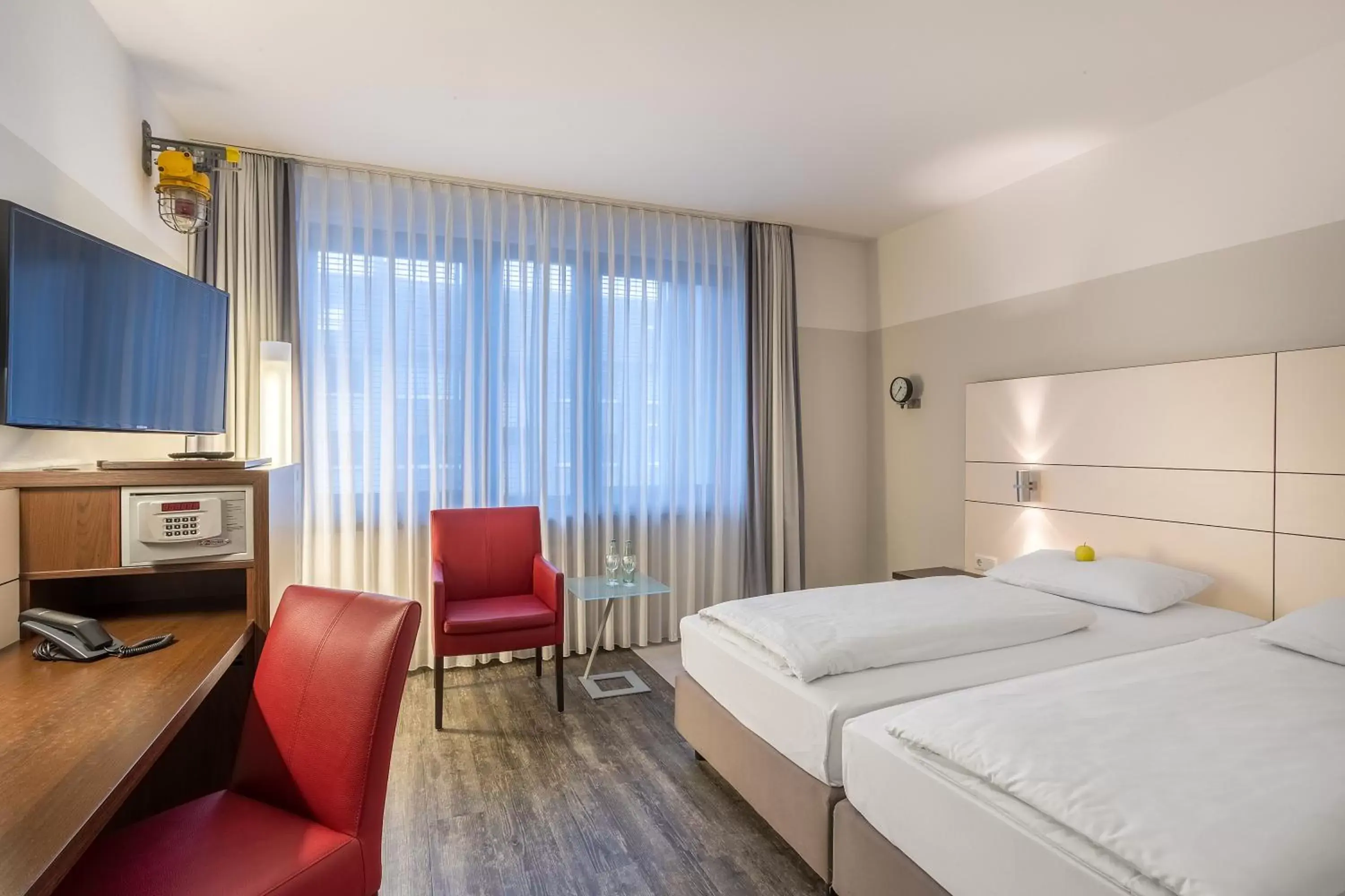 Photo of the whole room, Bed in Ferrotel Duisburg - Partner of SORAT Hotels