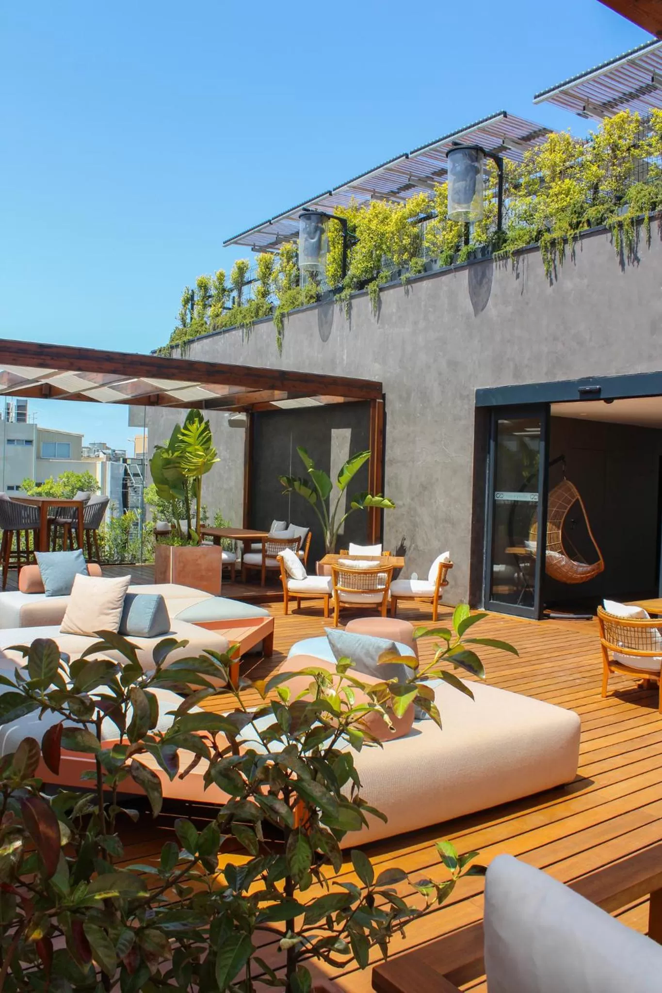 Restaurant/places to eat in Lux Lisboa Park