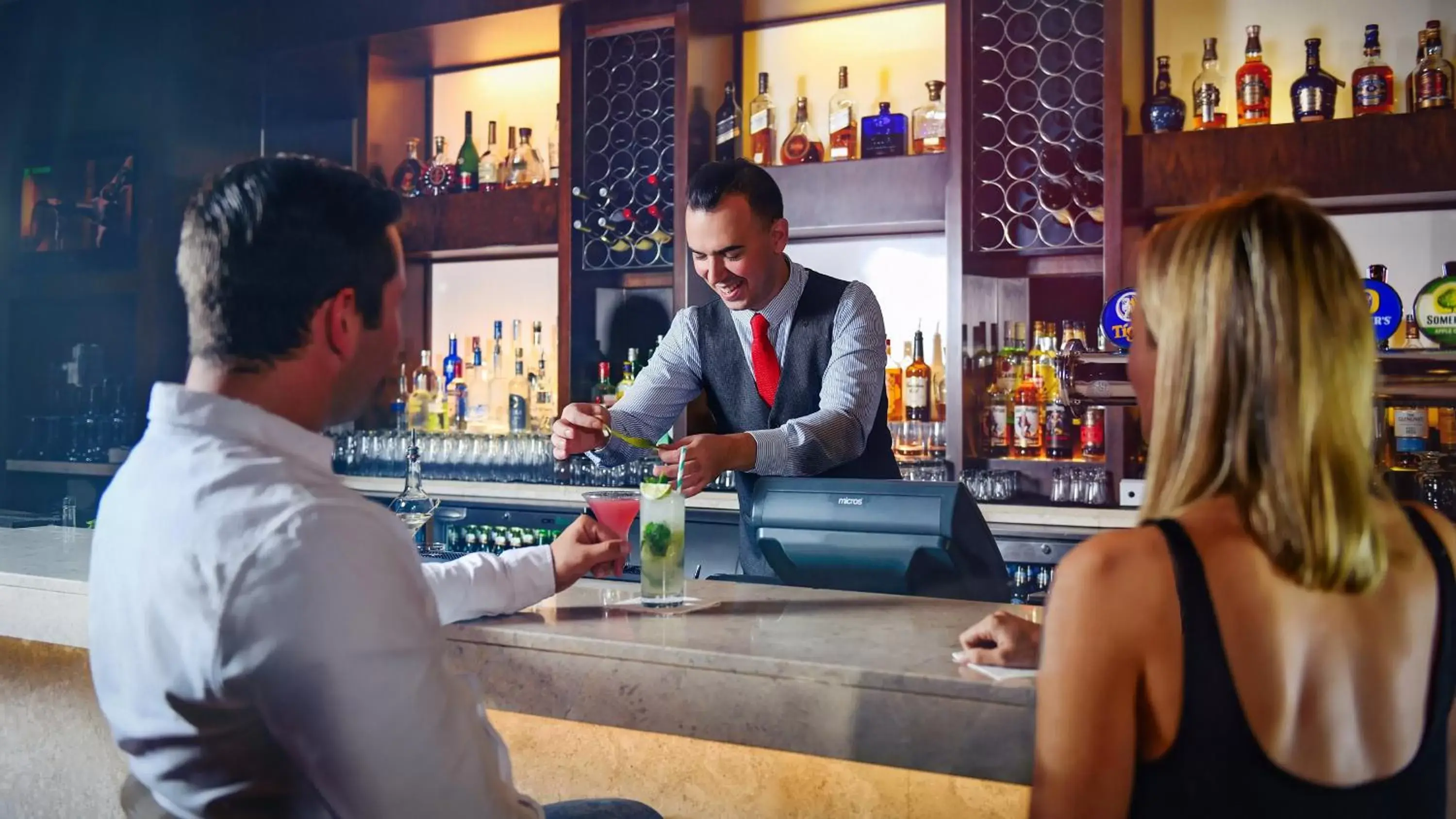Lounge or bar in InterContinental Regency Bahrain, an IHG Hotel