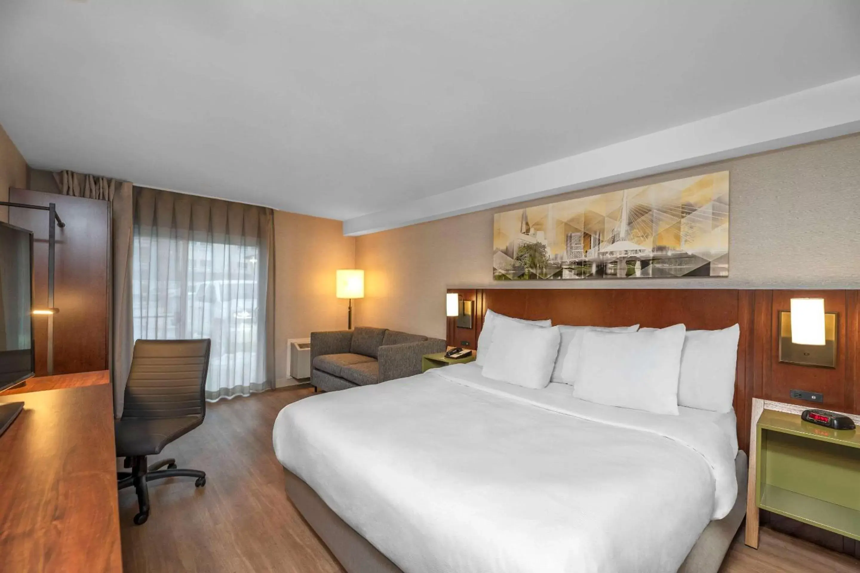 Photo of the whole room, Bed in Comfort Inn Brossard