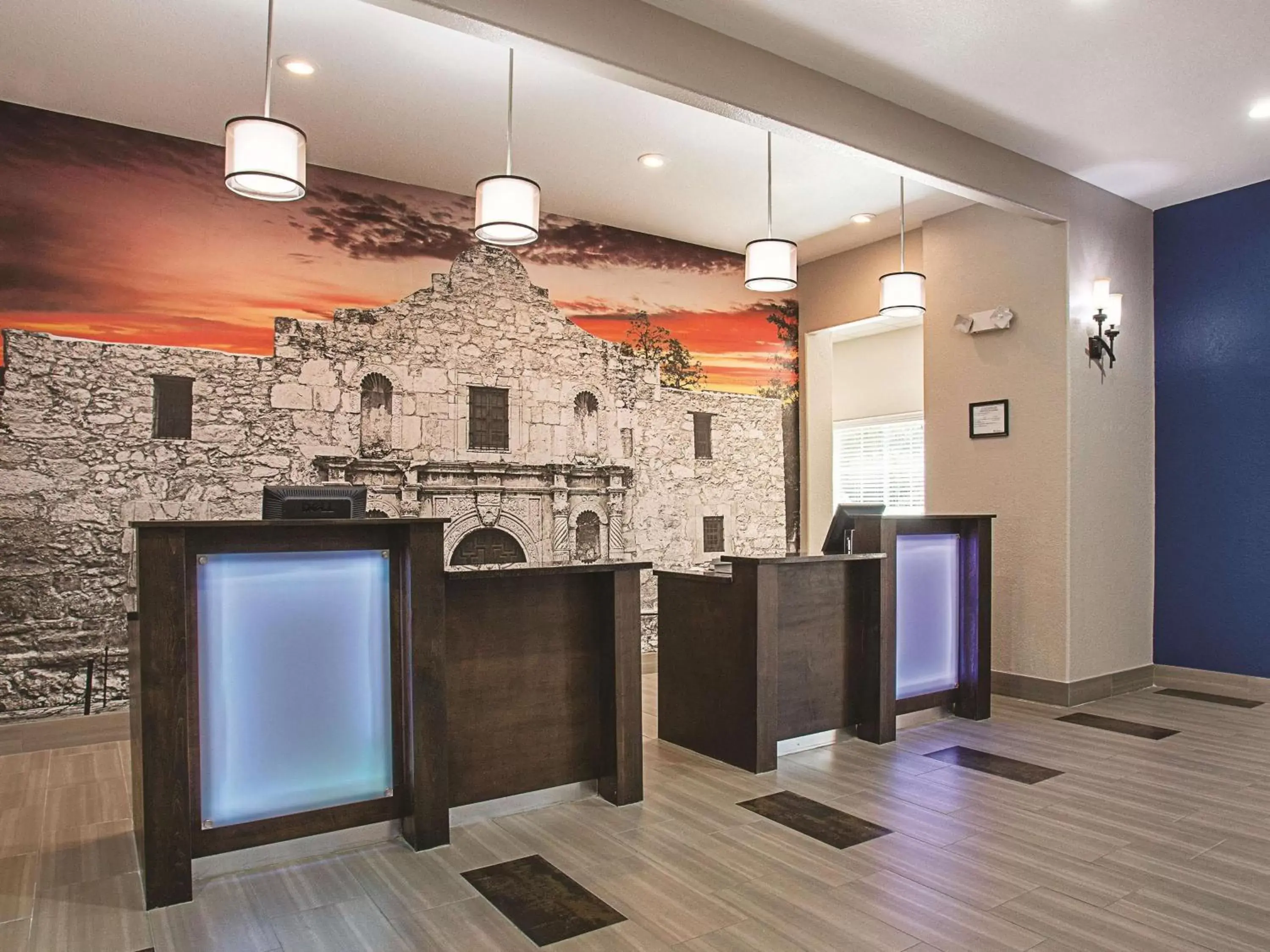 Lobby or reception, Kitchen/Kitchenette in La Quinta by Wyndham San Antonio Northwest