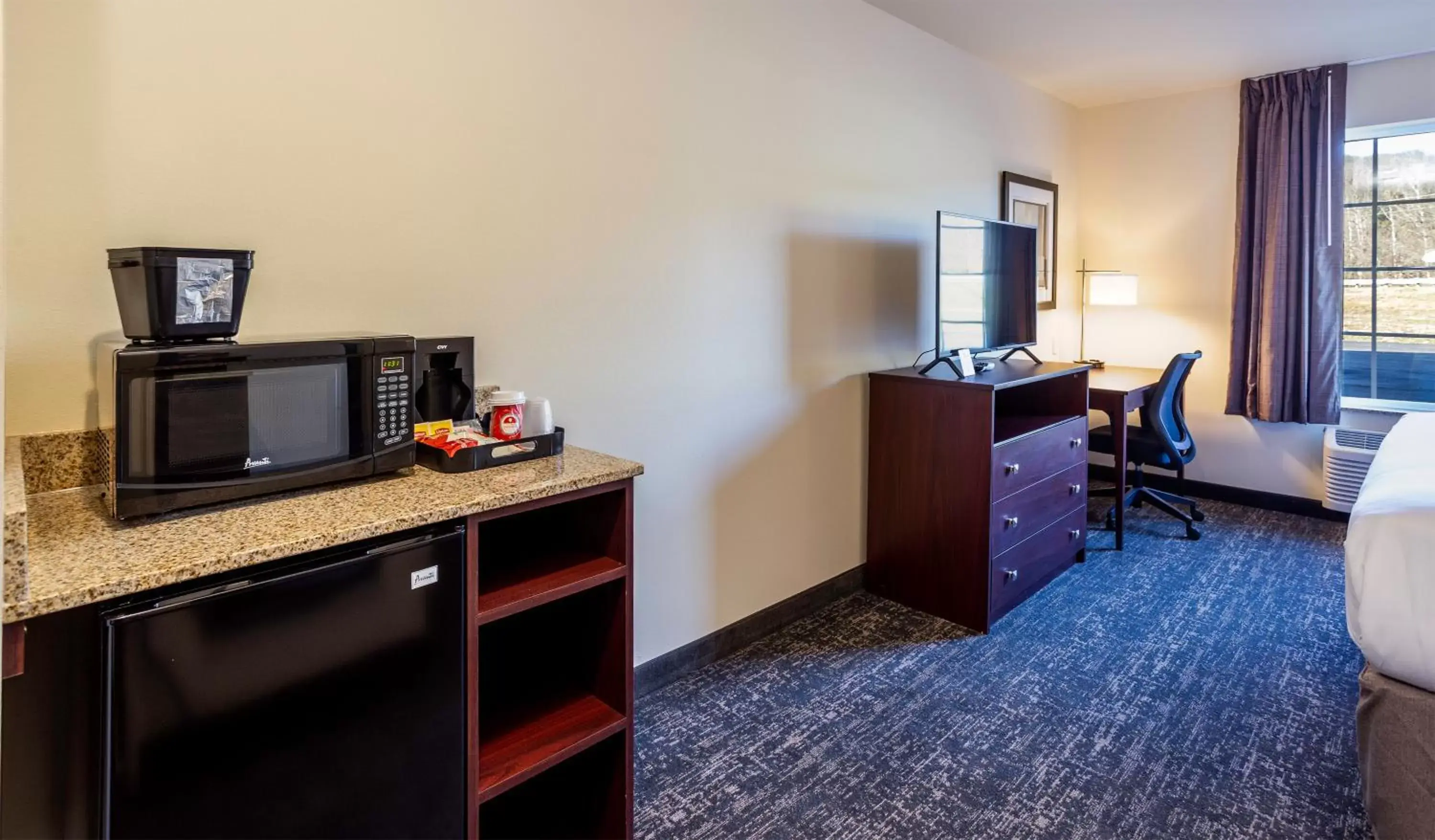 Bed, TV/Entertainment Center in Cobblestone Inn & Suites - Brookville