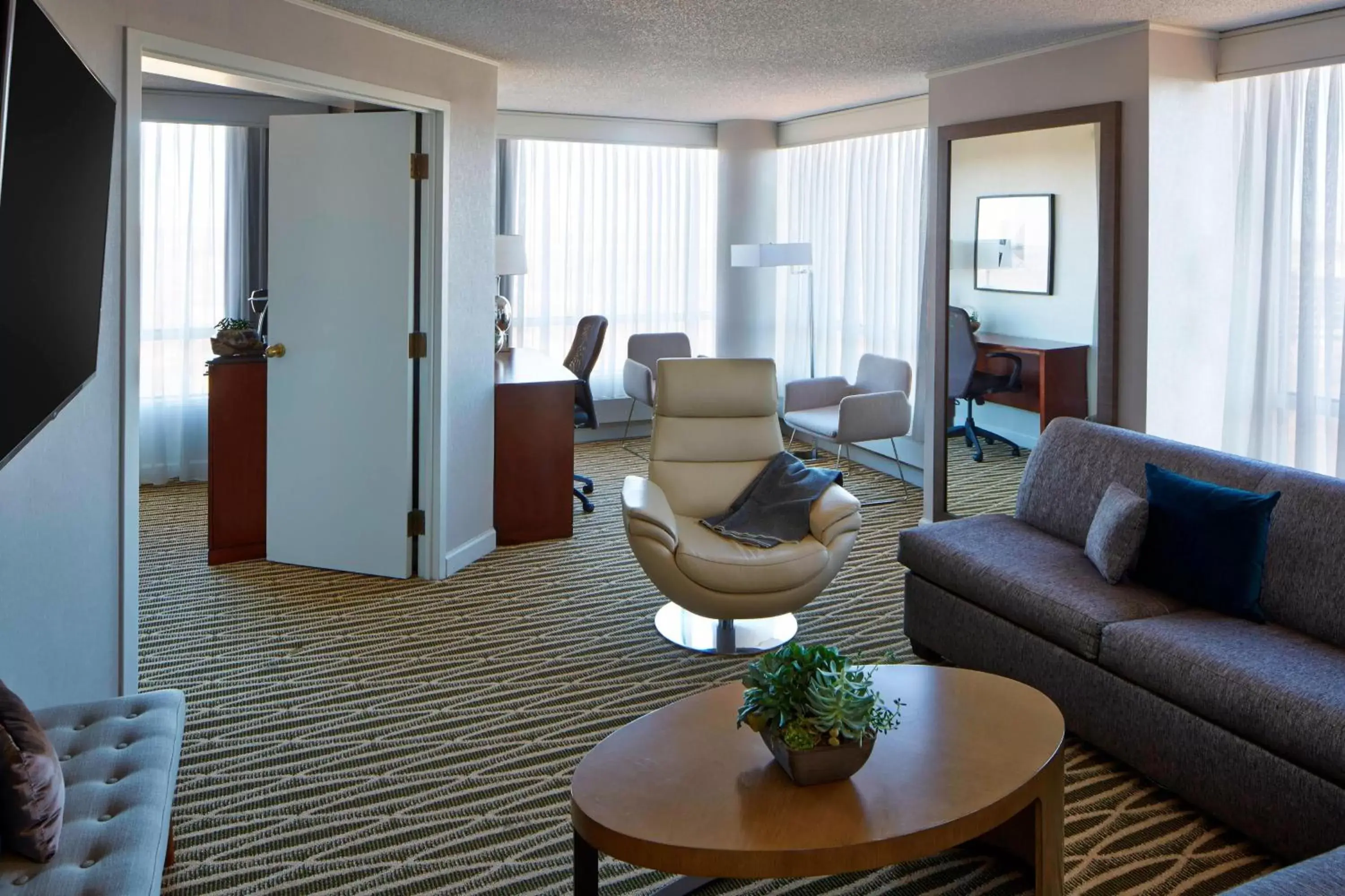 Photo of the whole room, Seating Area in Minneapolis Marriott Southwest