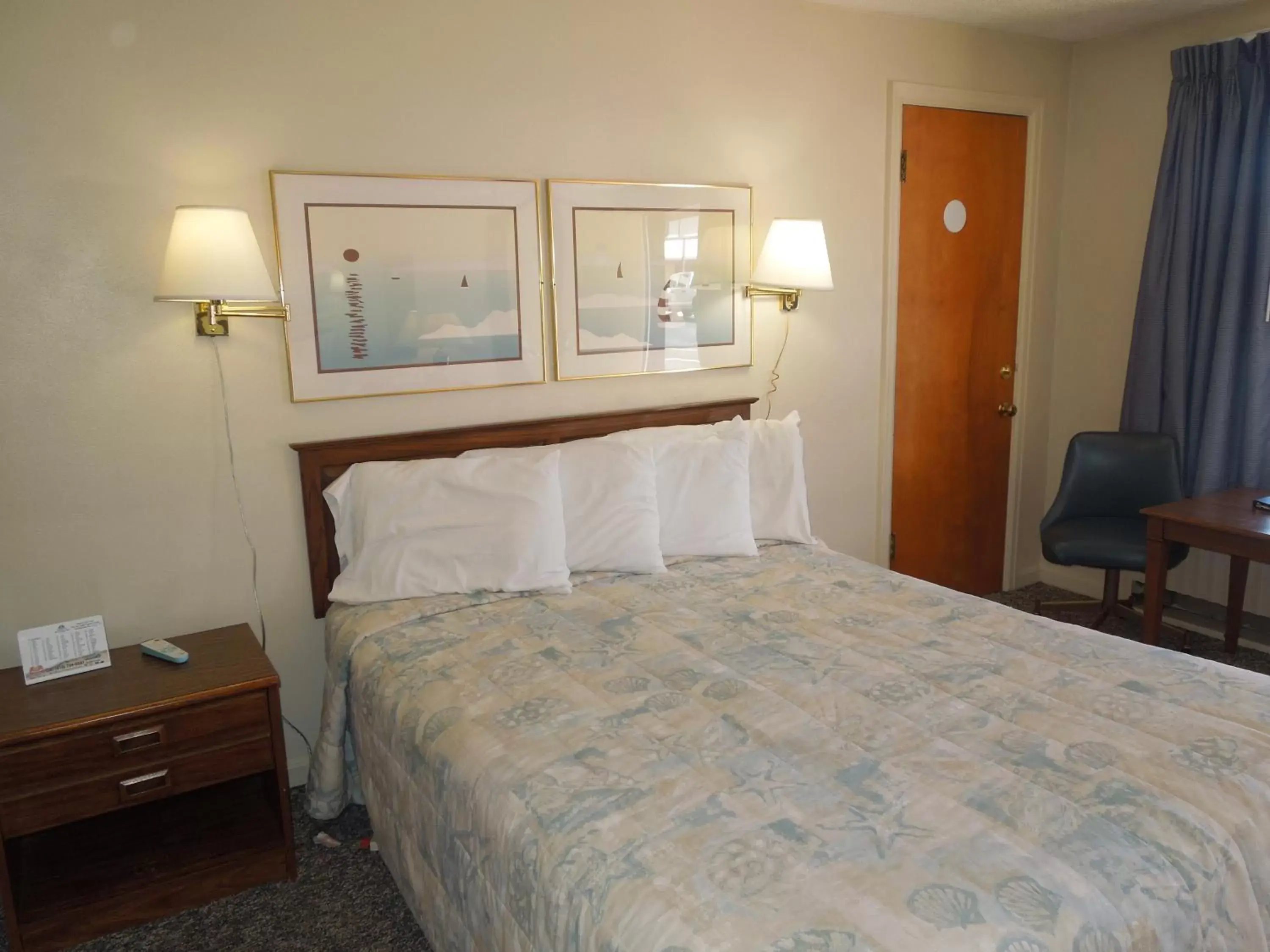 Photo of the whole room, Bed in Arlington Inn