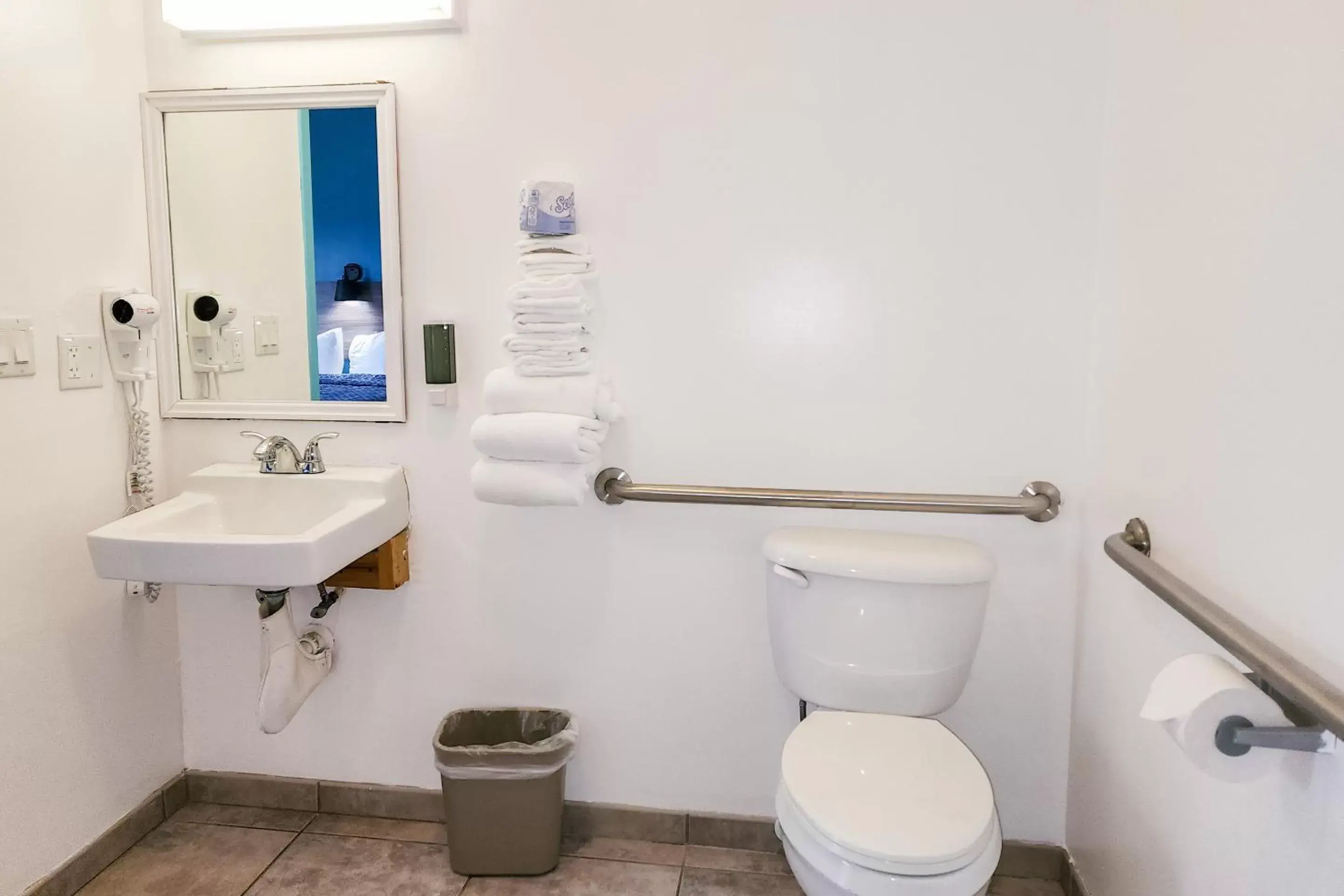 Bathroom in Ivey House Everglades Adventures Hotel