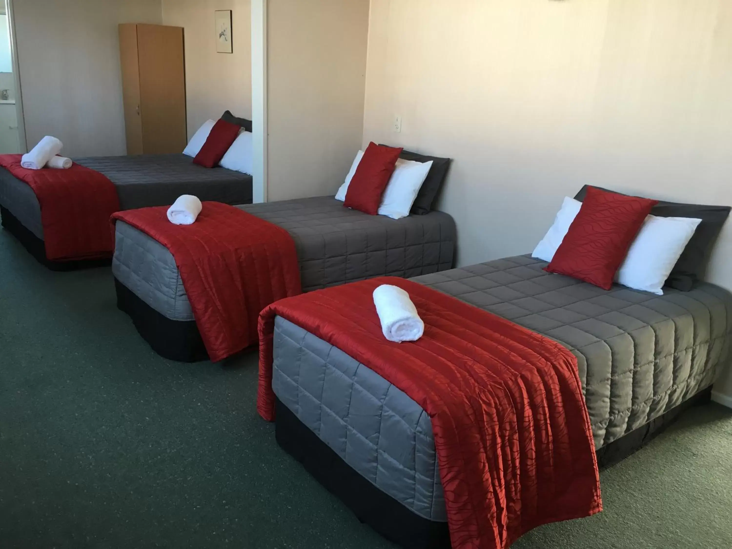 Bed in Ascot Oamaru Motel