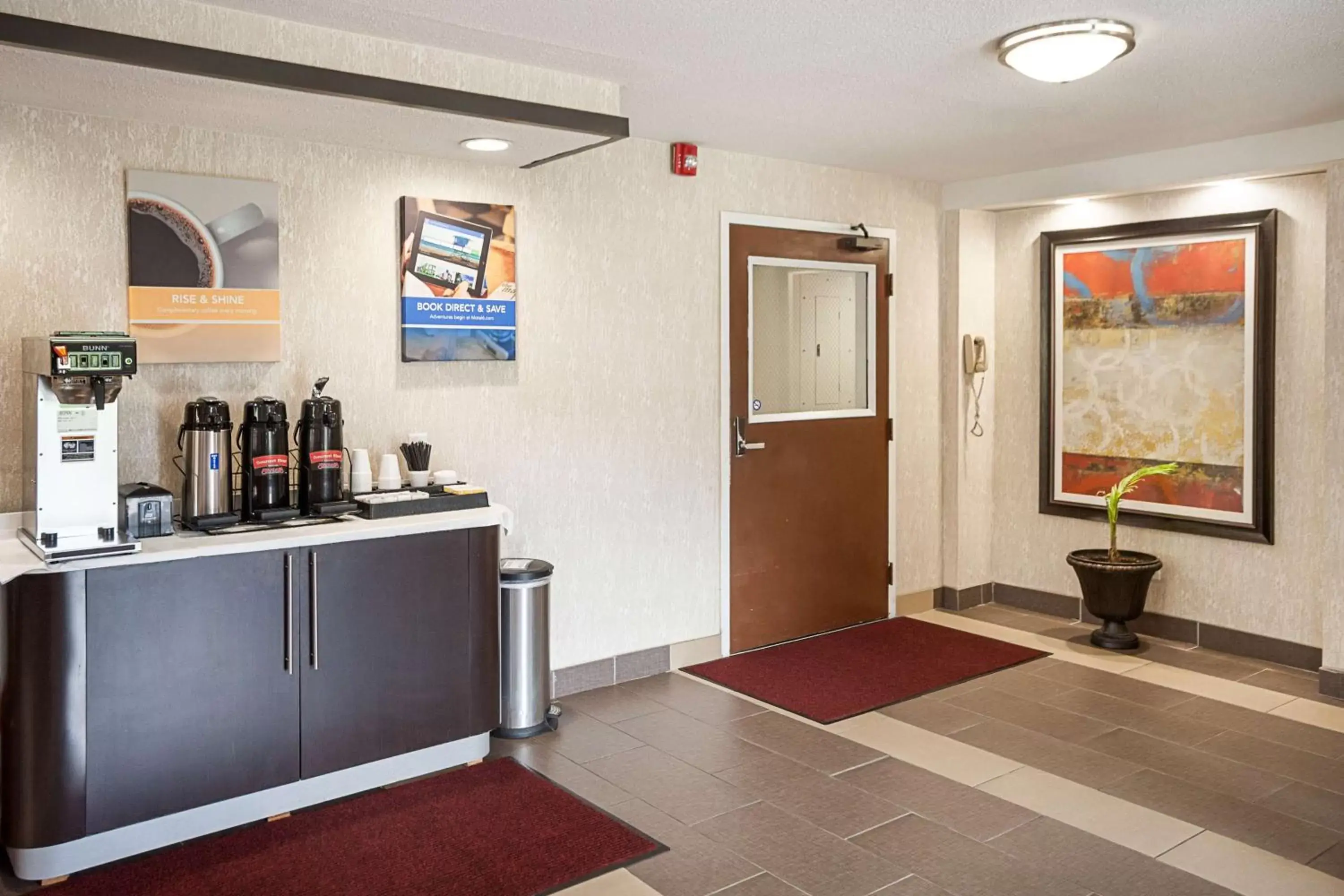 Lobby or reception, Kitchen/Kitchenette in Motel 6-Binghamton, NY