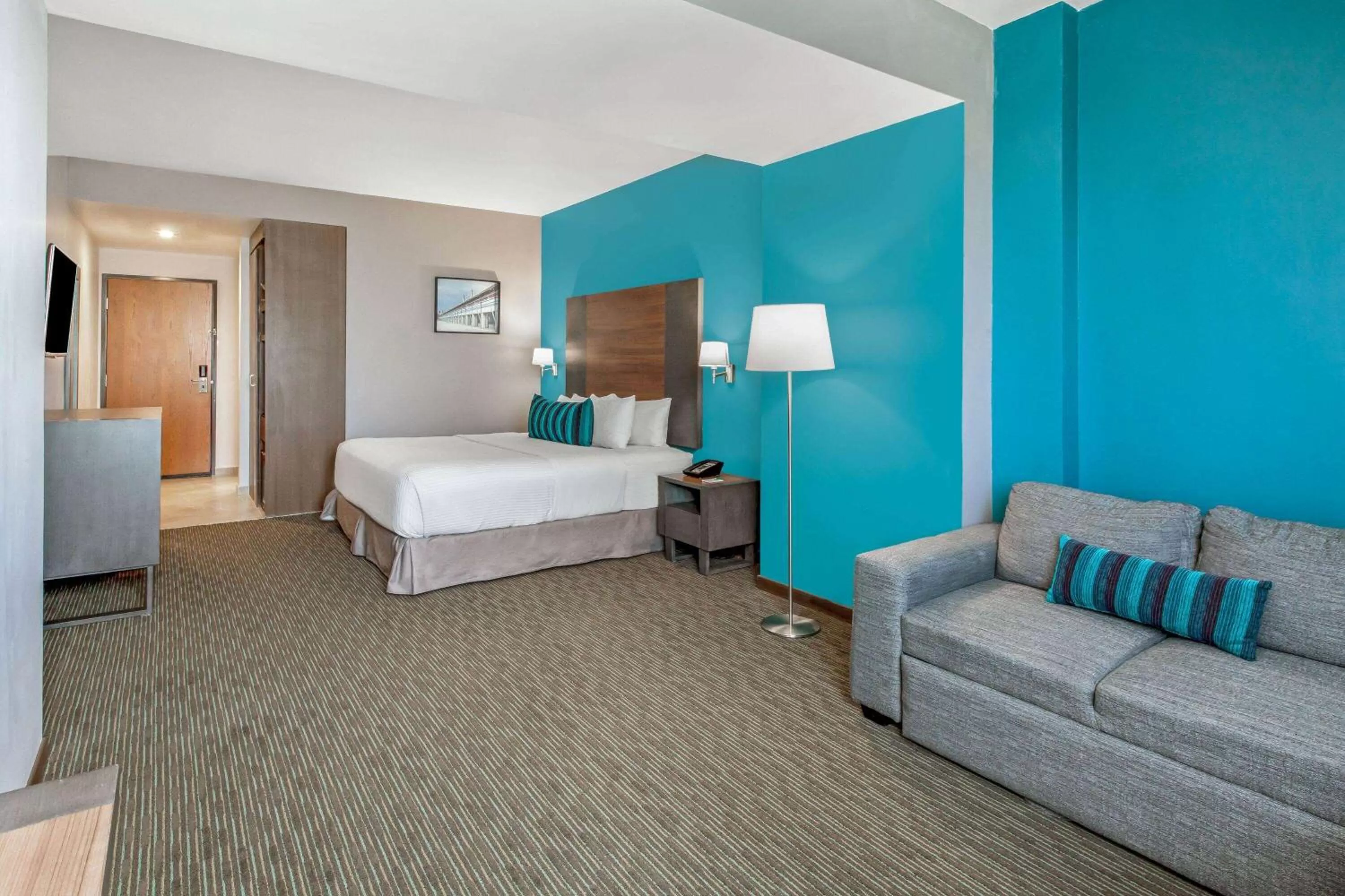 Photo of the whole room, Bed in La Quinta by Wyndham Aguascalientes