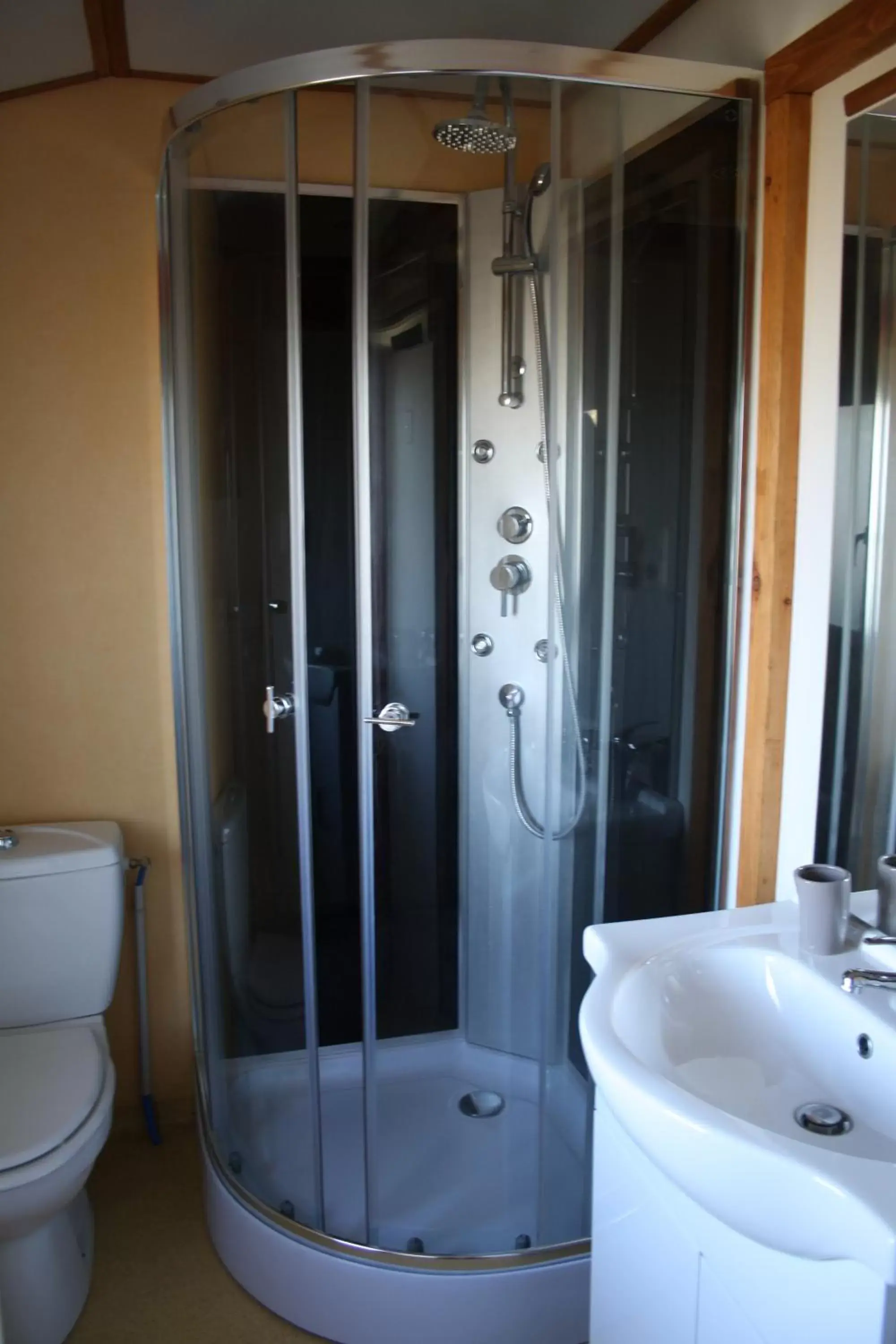 Shower, Bathroom in Domaine du Serre d'Avène