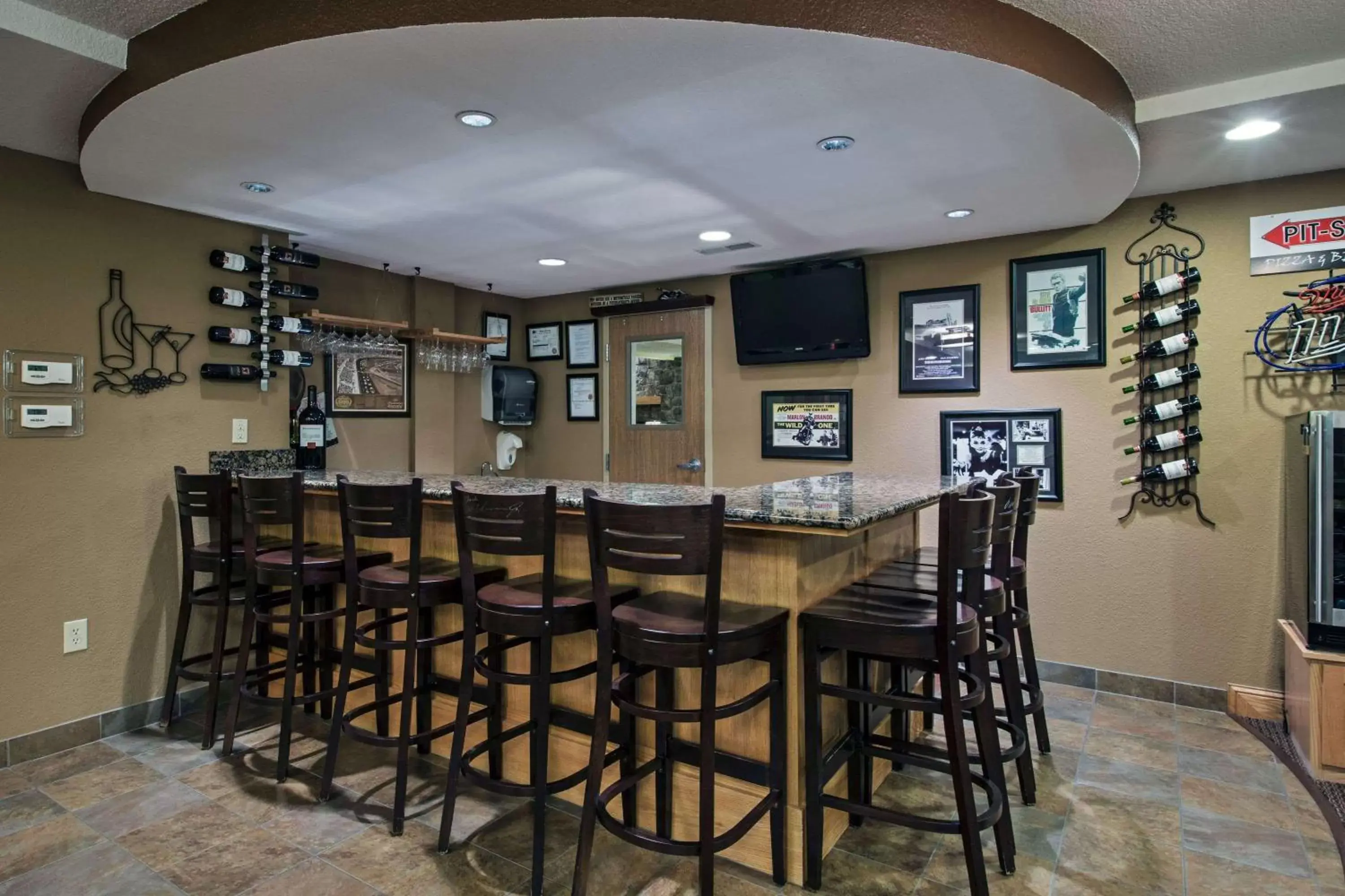 Lounge or bar in AmericInn by Wyndham Newton Lounge or bar in AmericInn by Wyndham Newton