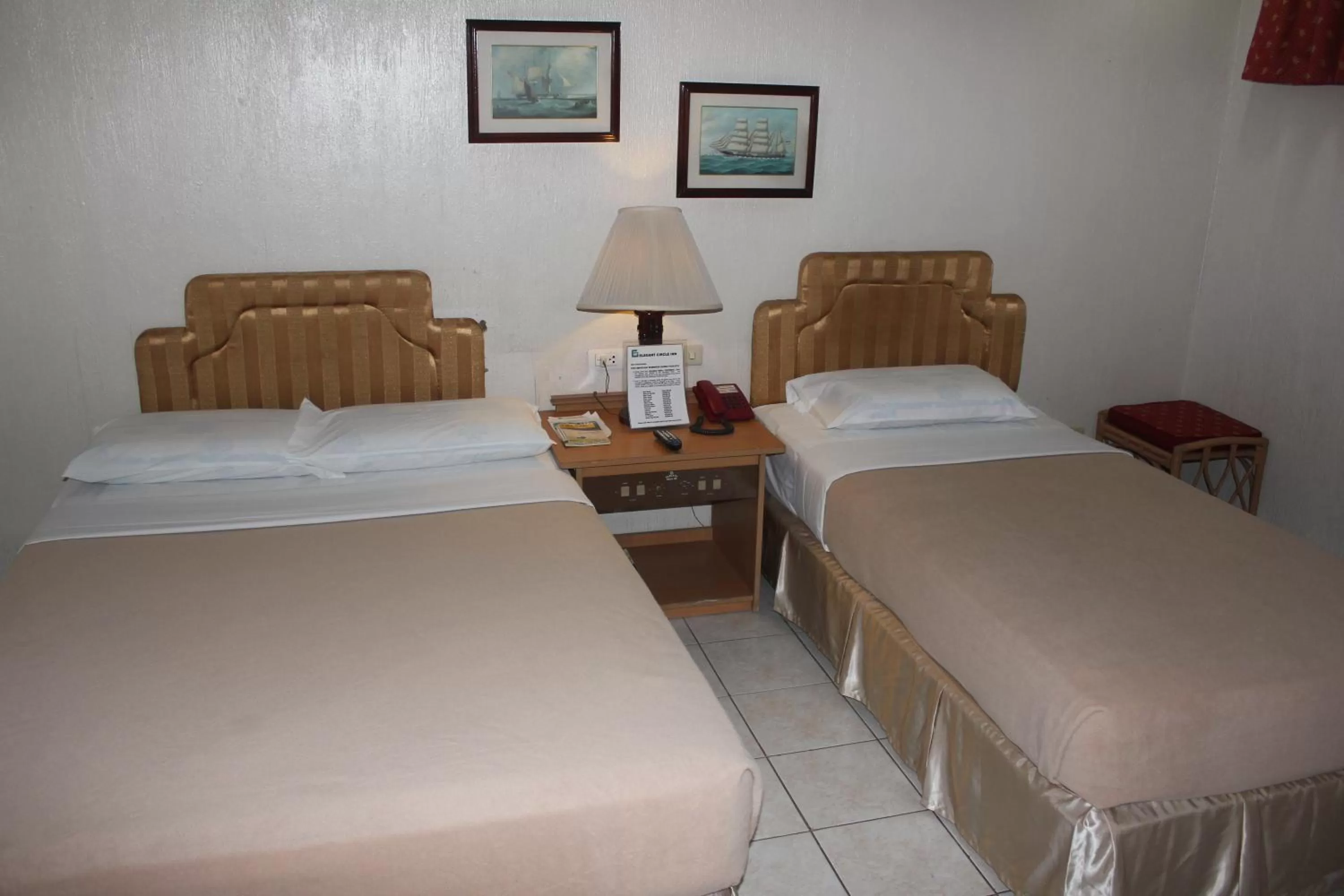 Bed in Elegant Circle Inn